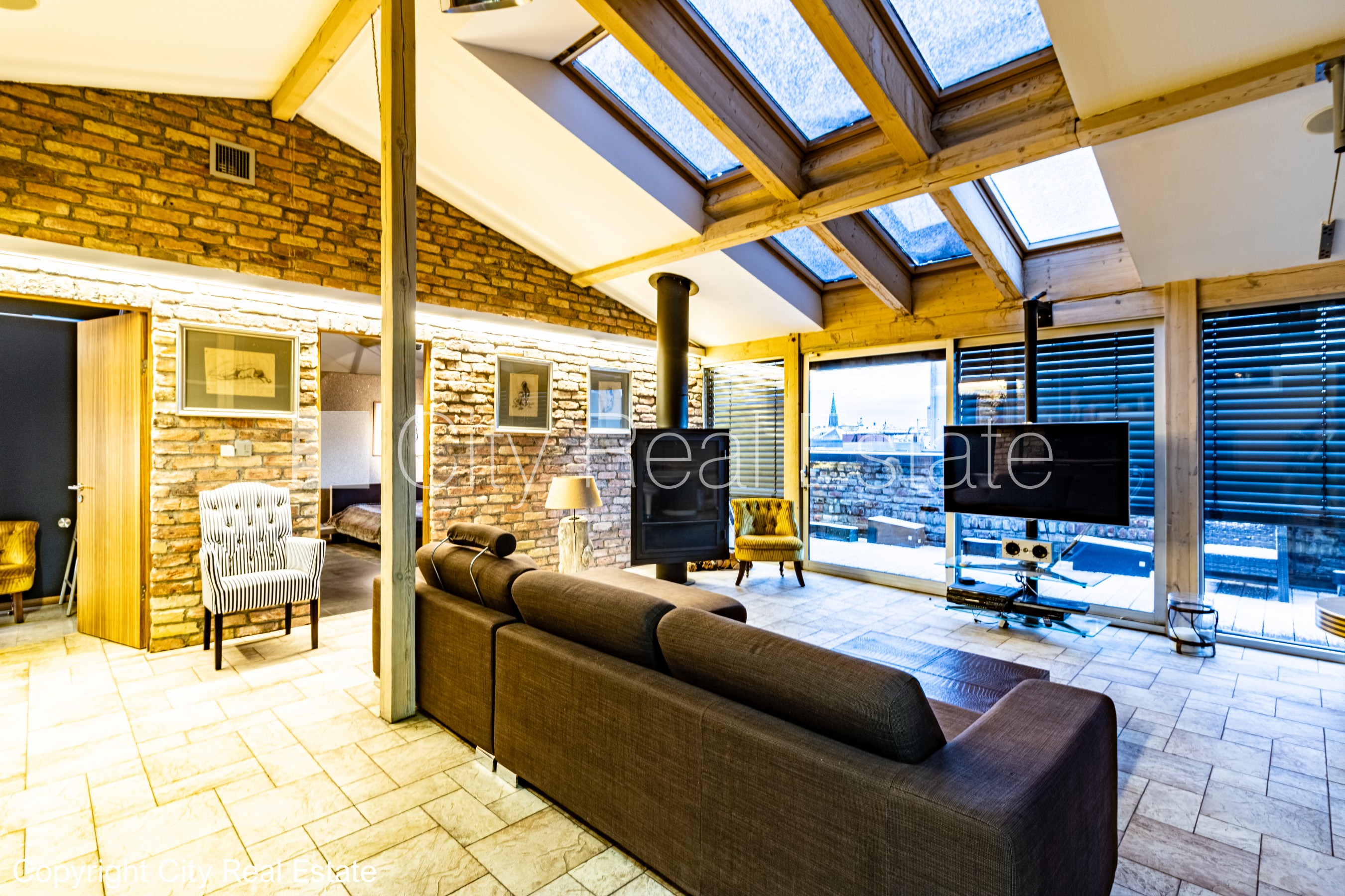 Sludinājumi. Fasādes māja, renovēta māja, ieeja no ielas, ir lifts, terase, logi vērsti mājas abās pusēs, plašs Cena: 2800 EUR/mēn Foto #5