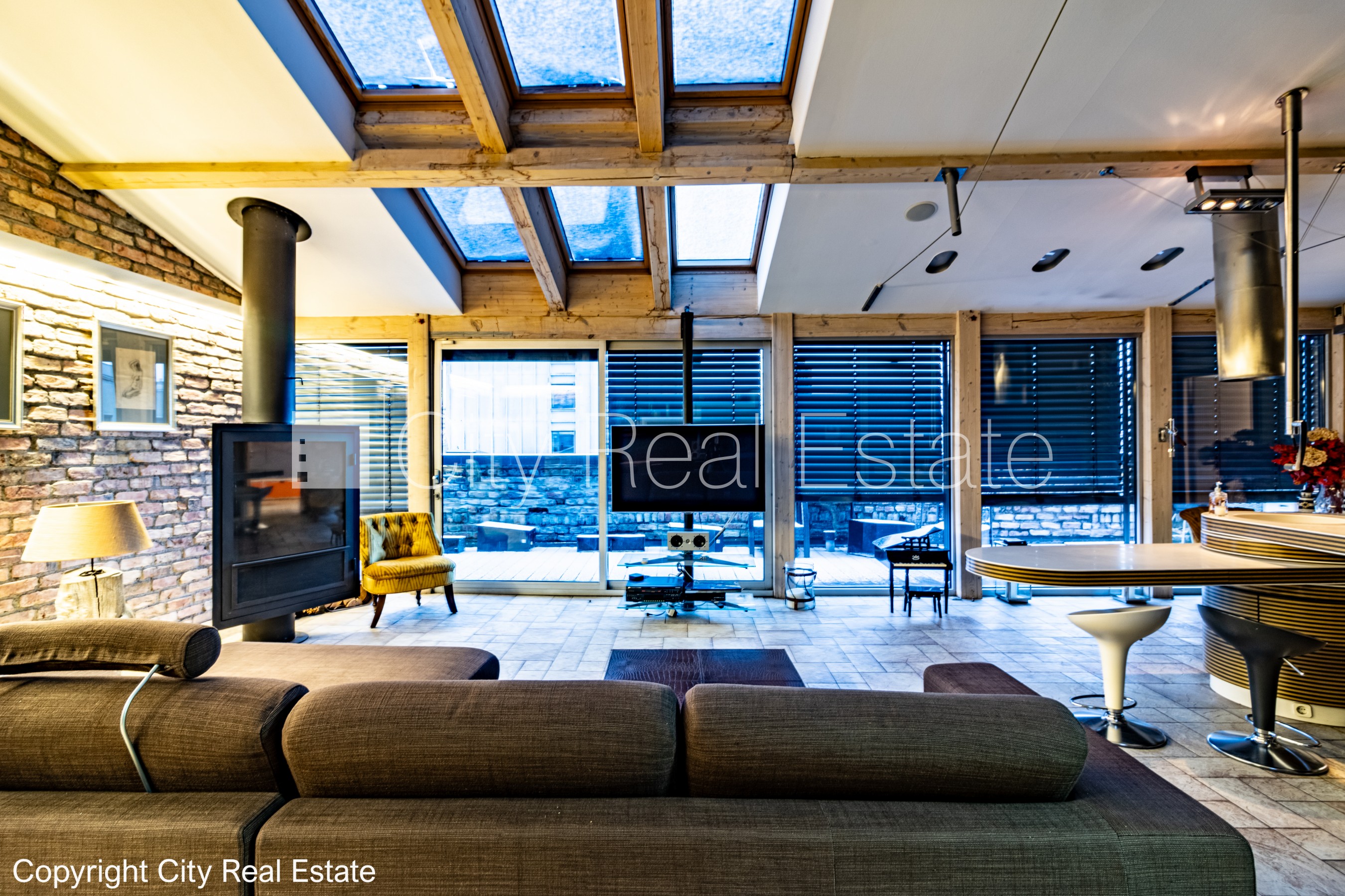 Sludinājumi. Fasādes māja, renovēta māja, ieeja no ielas, ir lifts, terase, logi vērsti mājas abās pusēs, plašs Cena: 2800 EUR/mēn Foto #2