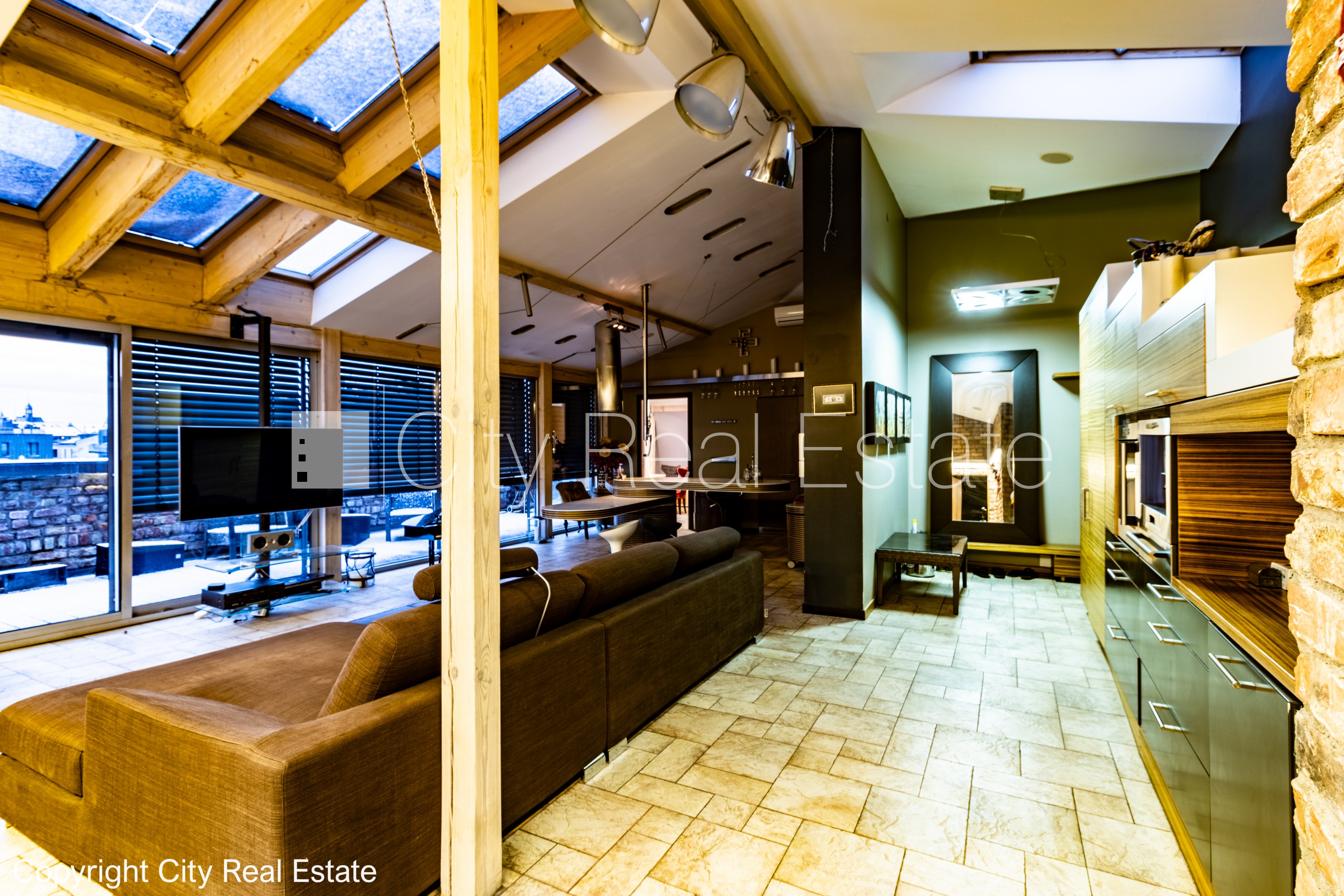 Sludinājumi. Fasādes māja, renovēta māja, ieeja no ielas, ir lifts, terase, logi vērsti mājas abās pusēs, plašs Cena: 2800 EUR/mēn Foto #1