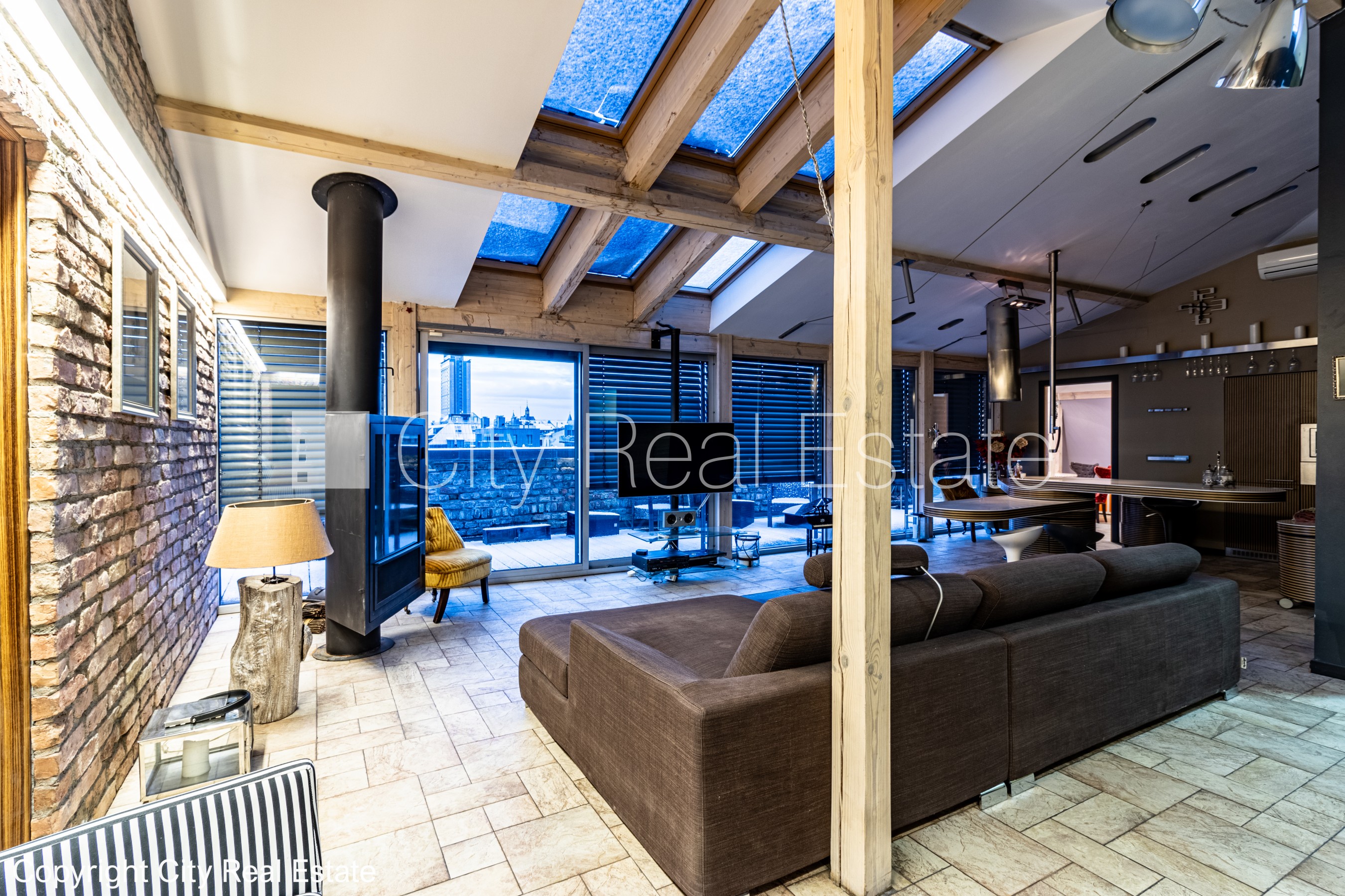 Sludinājumi. Fasādes māja, renovēta māja, ieeja no ielas, ir lifts, terase, logi vērsti mājas abās pusēs, plašs Cena: 2800 EUR/mēn Foto #4