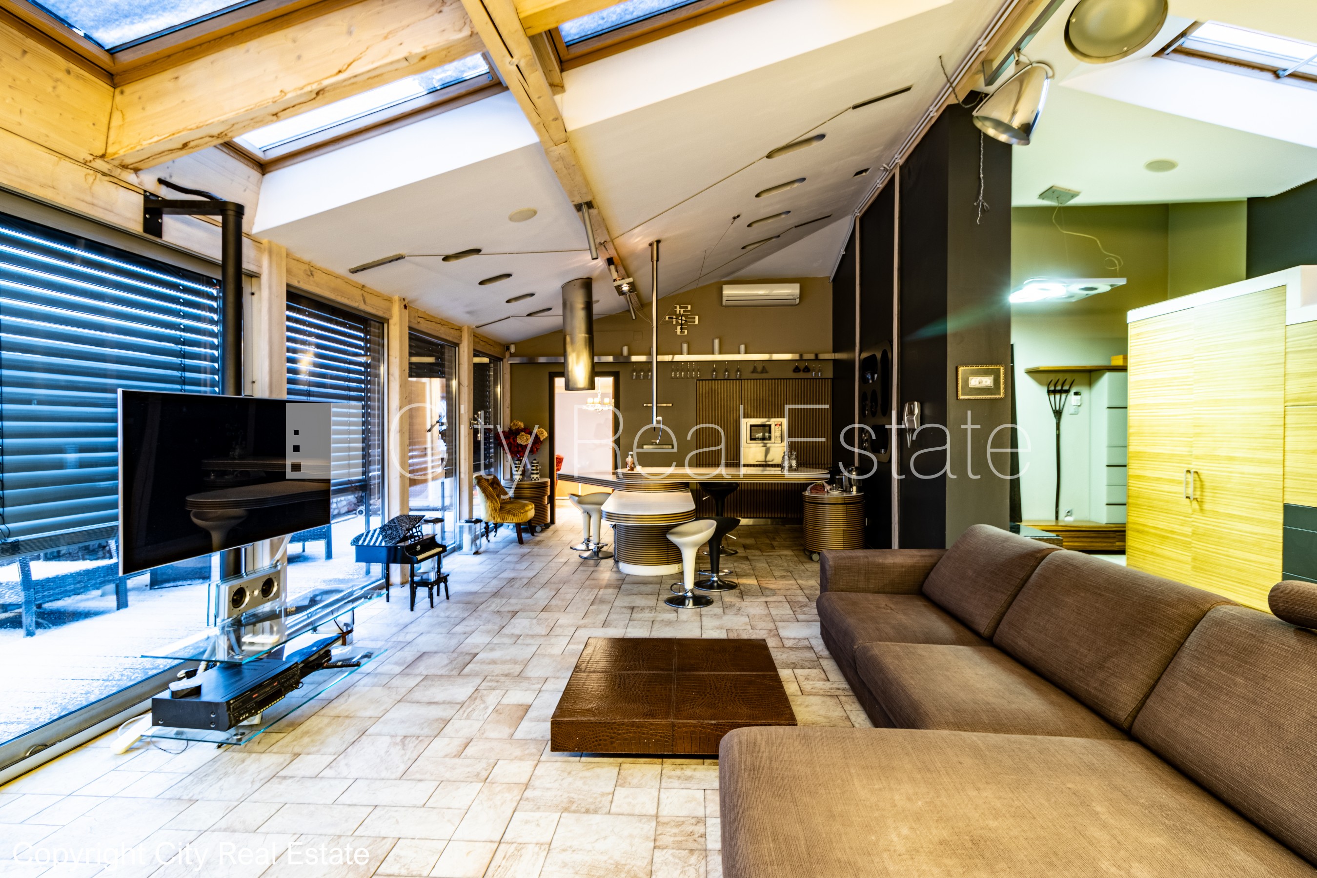 Sludinājumi. Fasādes māja, renovēta māja, ieeja no ielas, ir lifts, terase, logi vērsti mājas abās pusēs, plašs Cena: 2800 EUR/mēn Foto #7