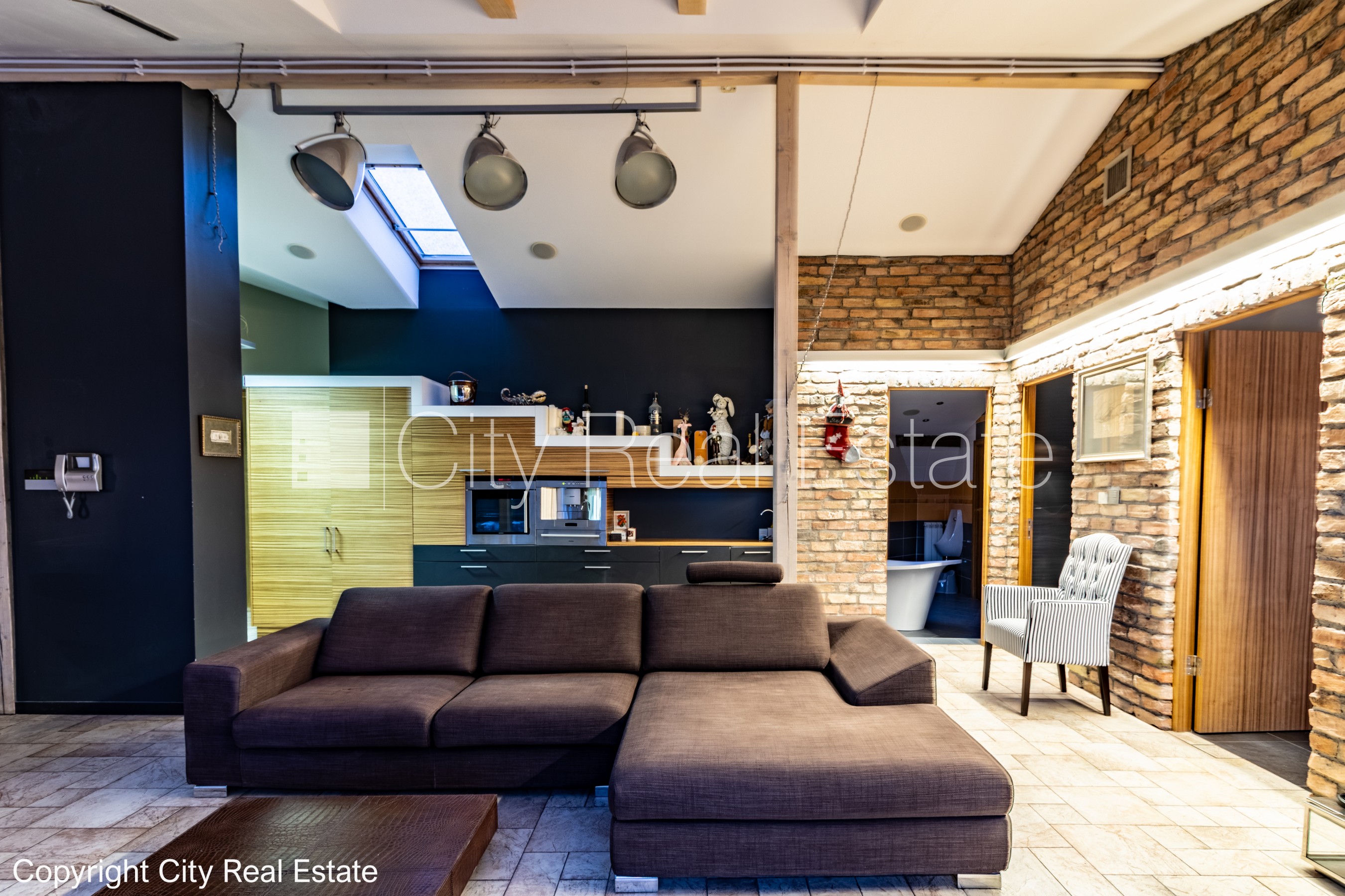 Sludinājumi. Fasādes māja, renovēta māja, ieeja no ielas, ir lifts, terase, logi vērsti mājas abās pusēs, plašs Cena: 2800 EUR/mēn Foto #6