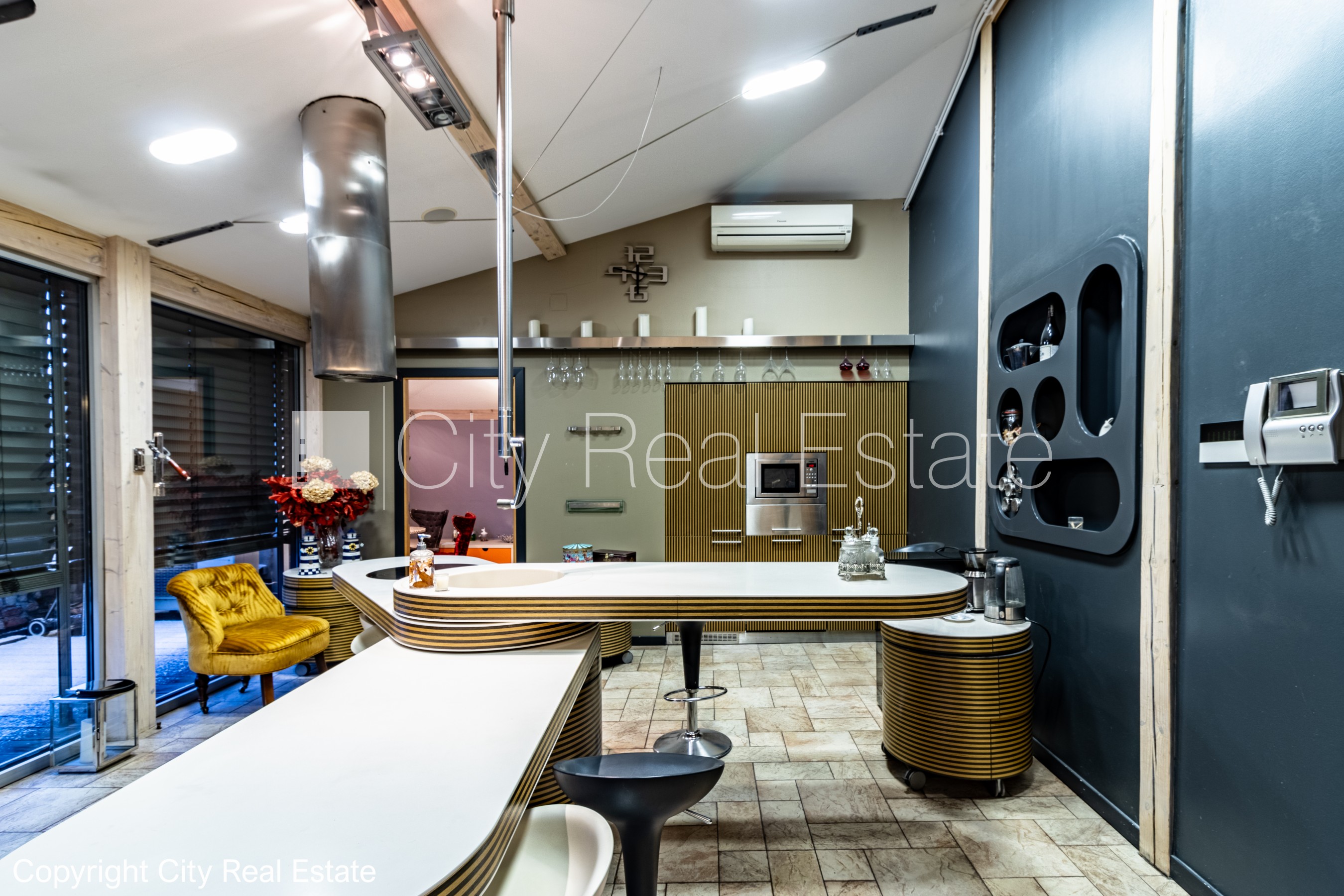 Sludinājumi. Fasādes māja, renovēta māja, ieeja no ielas, ir lifts, terase, logi vērsti mājas abās pusēs, plašs Cena: 2800 EUR/mēn Foto #8