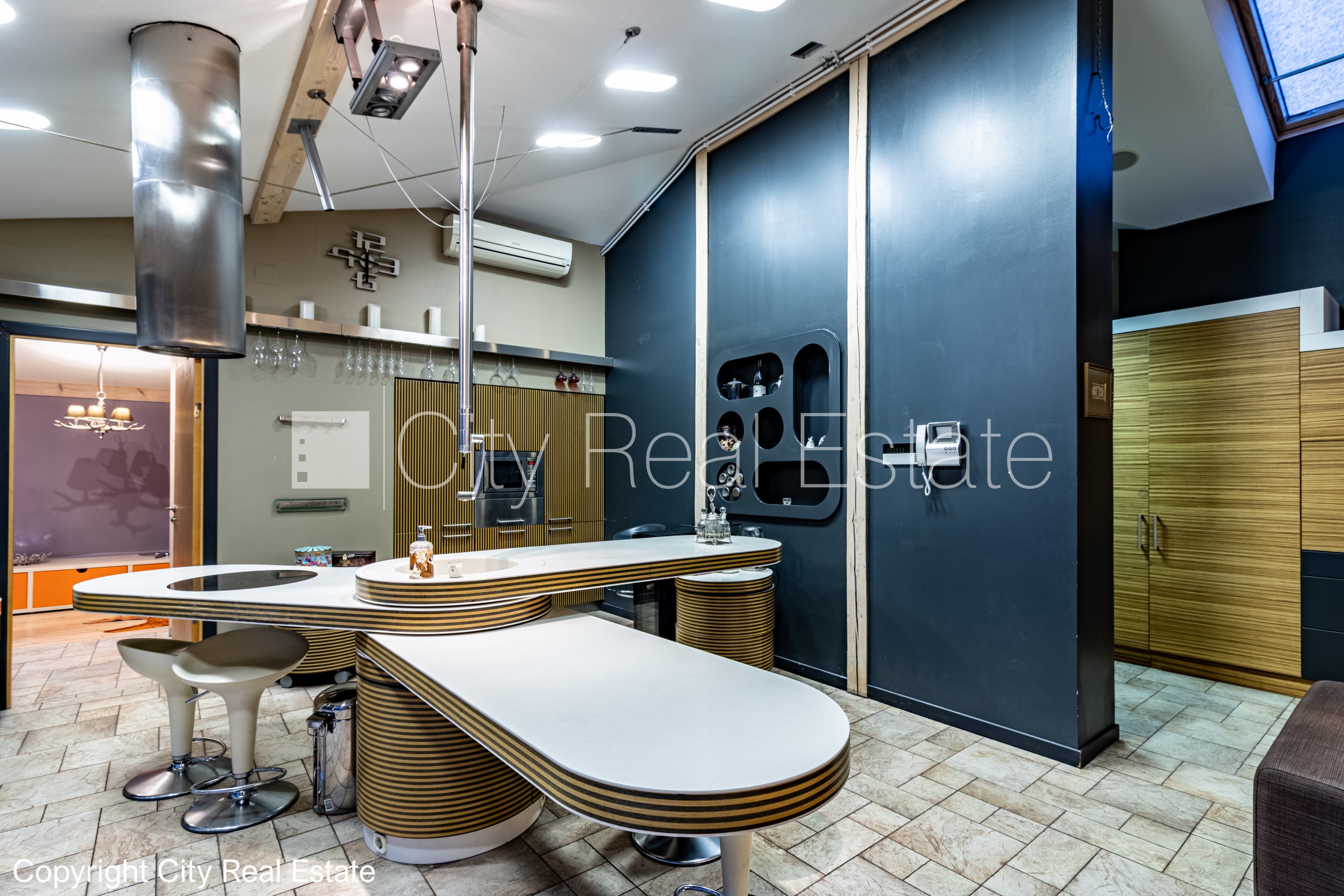 Sludinājumi. Fasādes māja, renovēta māja, ieeja no ielas, ir lifts, terase, logi vērsti mājas abās pusēs, plašs Cena: 2800 EUR/mēn Foto #9