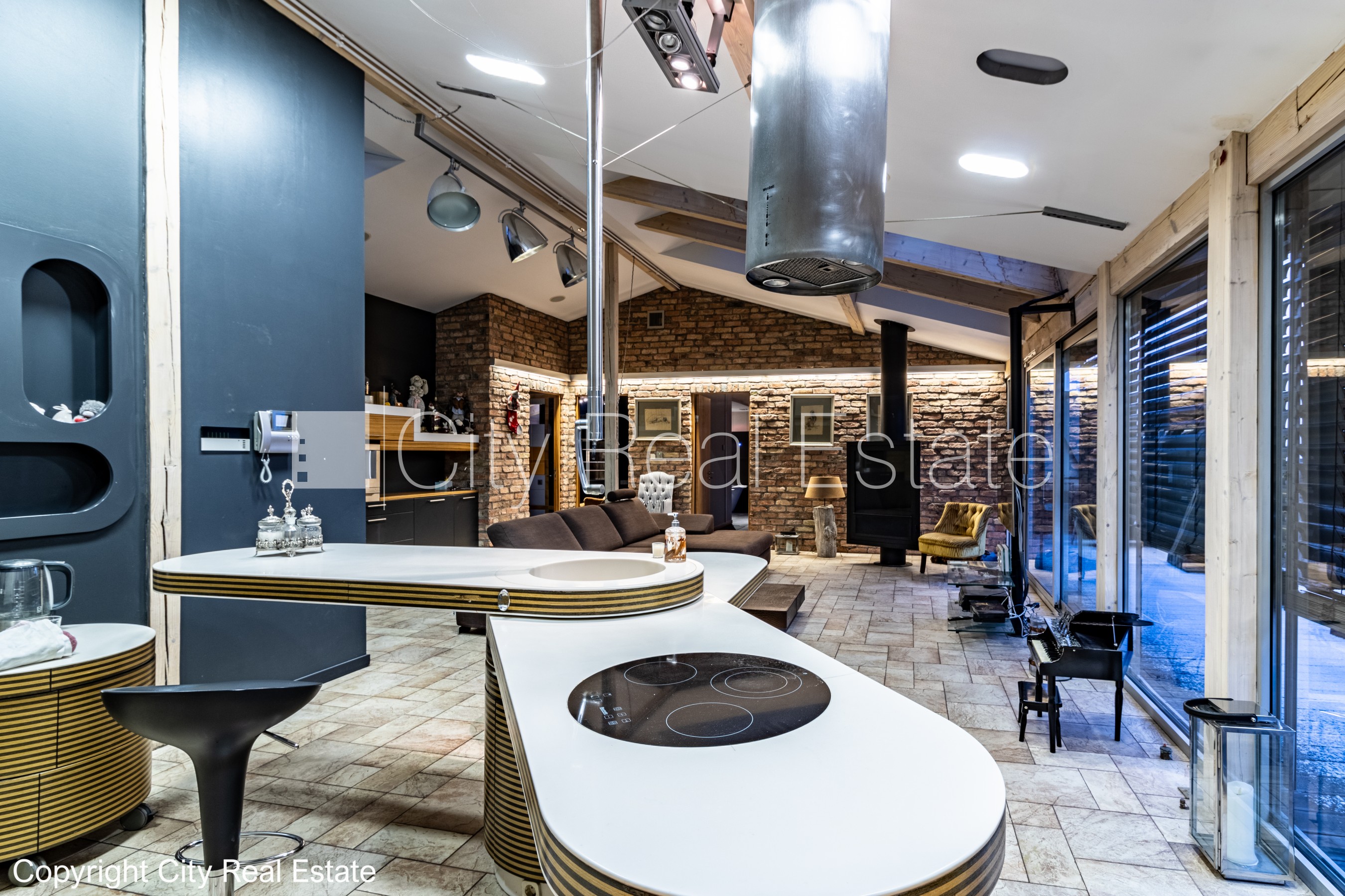 Sludinājumi. Fasādes māja, renovēta māja, ieeja no ielas, ir lifts, terase, logi vērsti mājas abās pusēs, plašs Cena: 2800 EUR/mēn Foto #10