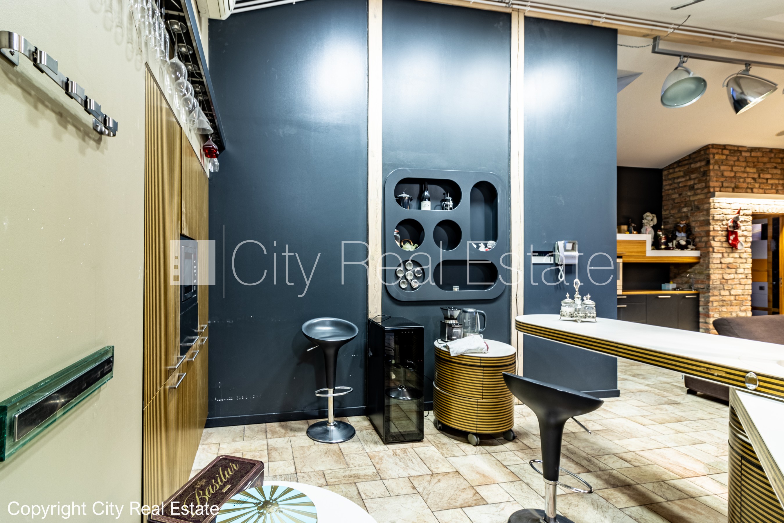 Sludinājumi. Fasādes māja, renovēta māja, ieeja no ielas, ir lifts, terase, logi vērsti mājas abās pusēs, plašs Cena: 2800 EUR/mēn Foto #11