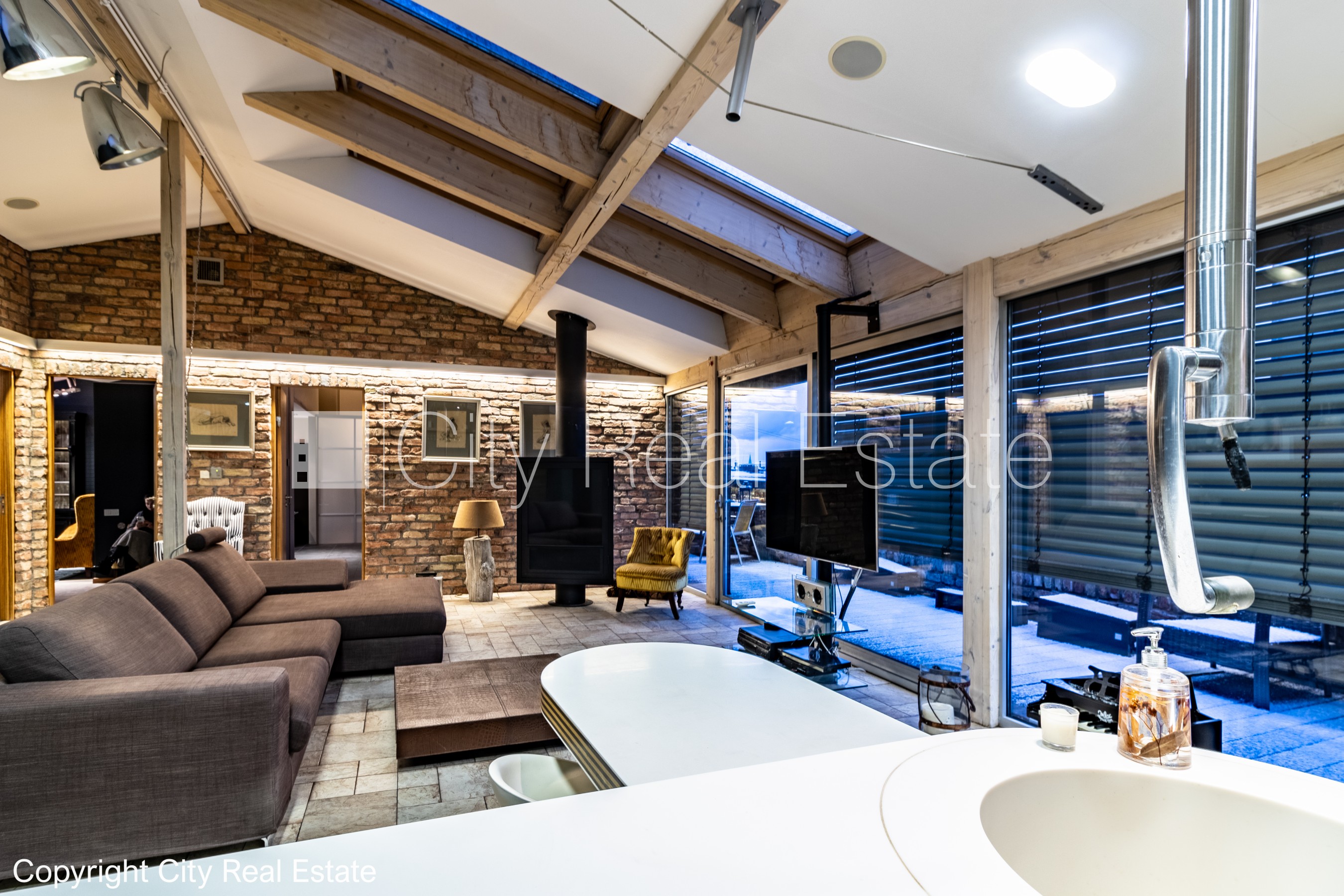 Sludinājumi. Fasādes māja, renovēta māja, ieeja no ielas, ir lifts, terase, logi vērsti mājas abās pusēs, plašs Cena: 2800 EUR/mēn Foto #12