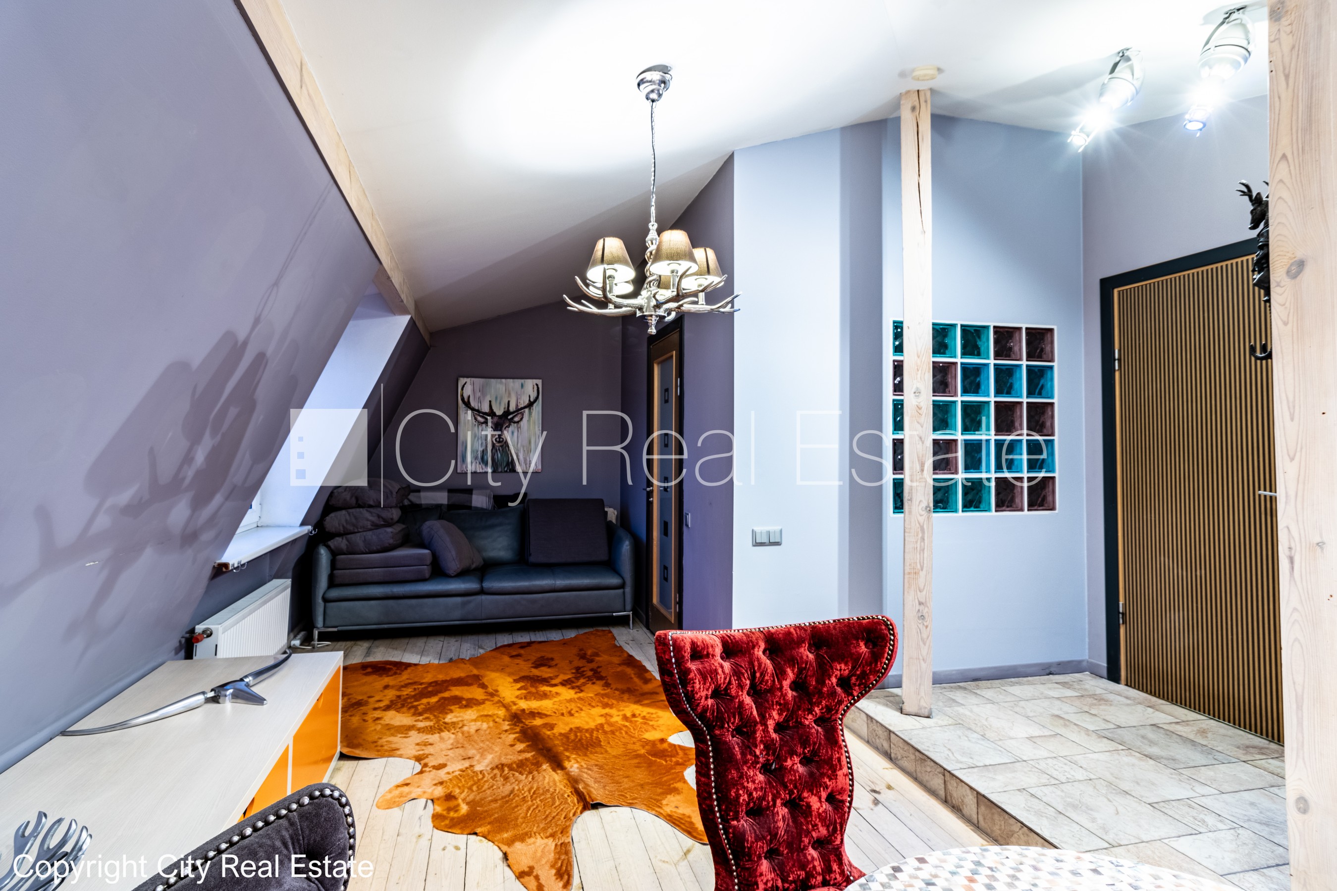 Sludinājumi. Fasādes māja, renovēta māja, ieeja no ielas, ir lifts, terase, logi vērsti mājas abās pusēs, plašs Cena: 2800 EUR/mēn Foto #13