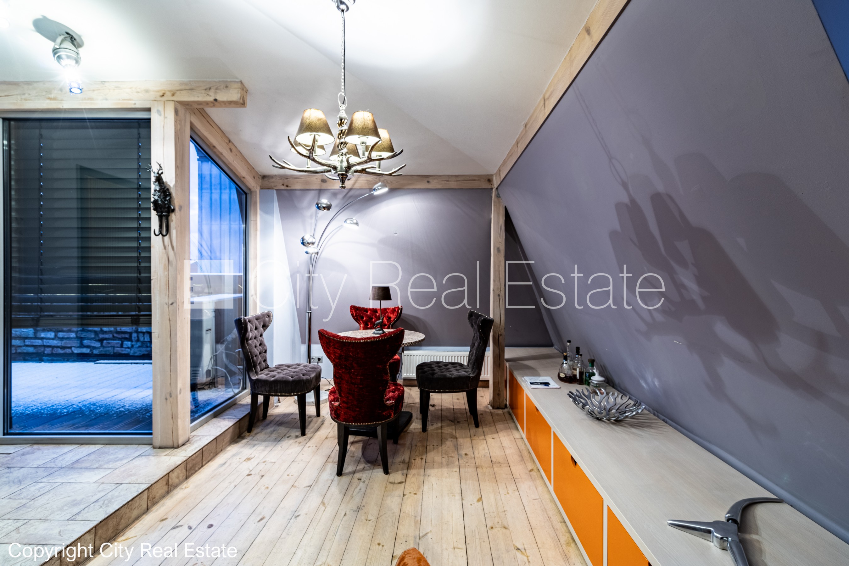 Sludinājumi. Fasādes māja, renovēta māja, ieeja no ielas, ir lifts, terase, logi vērsti mājas abās pusēs, plašs Cena: 2800 EUR/mēn Foto #15