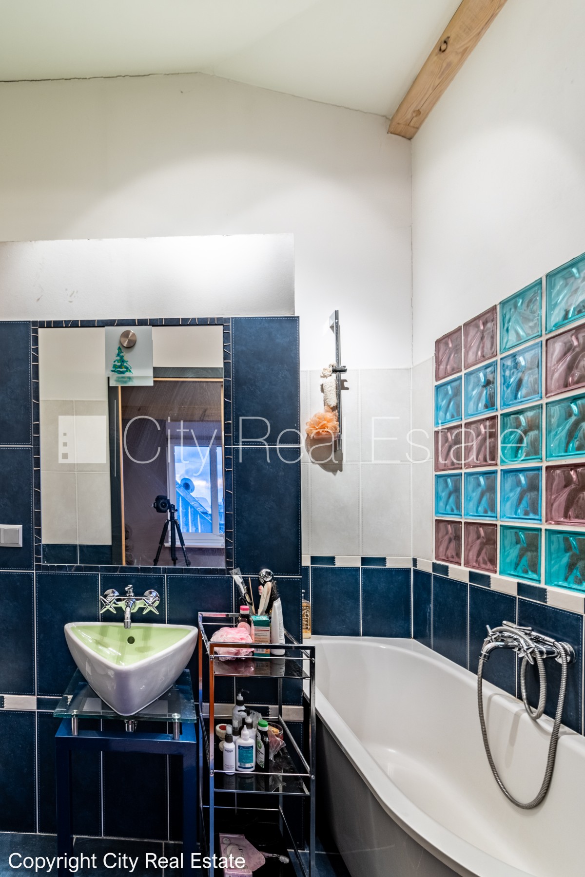 Sludinājumi. Fasādes māja, renovēta māja, ieeja no ielas, ir lifts, terase, logi vērsti mājas abās pusēs, plašs Cena: 2800 EUR/mēn Foto #17