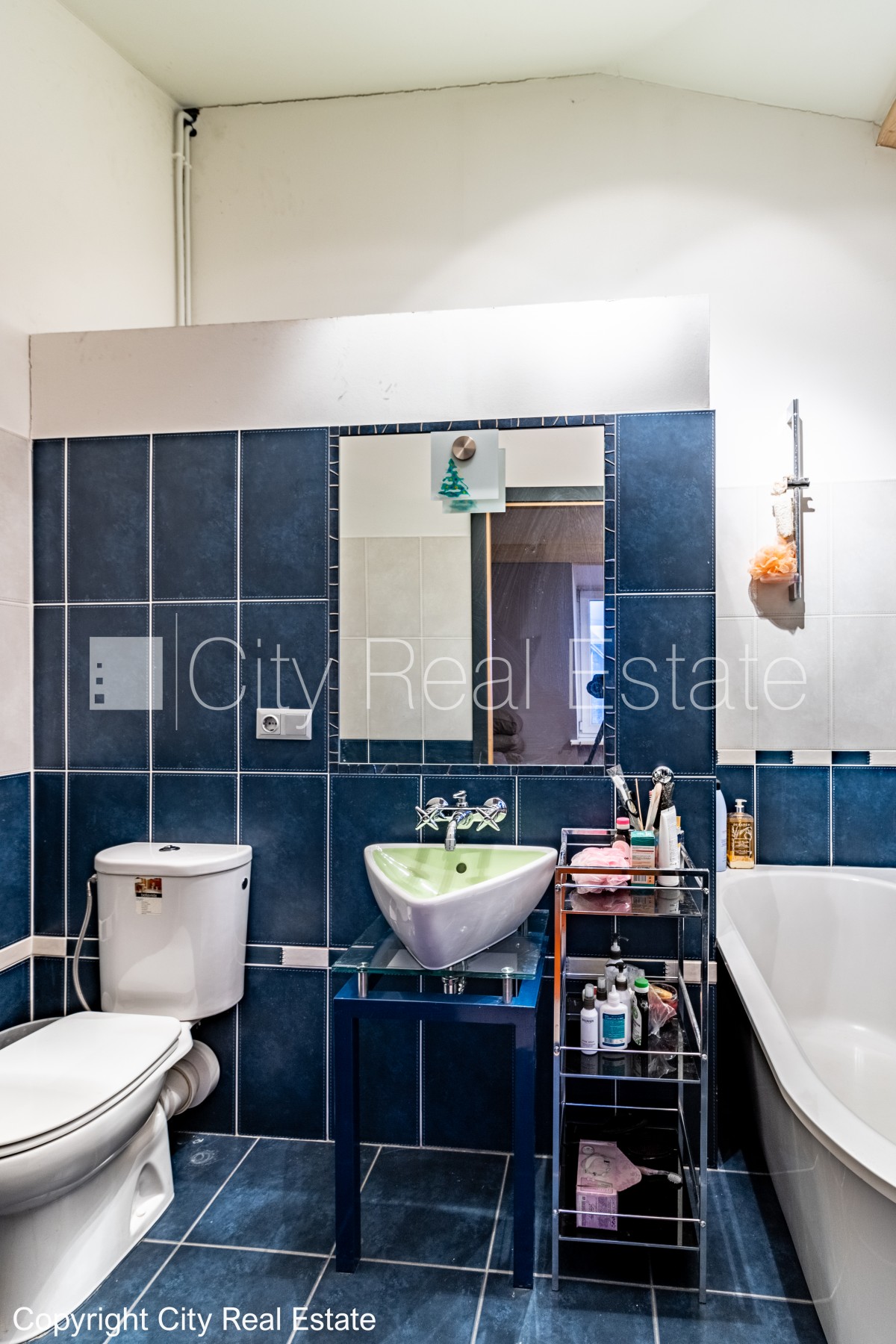 Sludinājumi. Fasādes māja, renovēta māja, ieeja no ielas, ir lifts, terase, logi vērsti mājas abās pusēs, plašs Cena: 2800 EUR/mēn Foto #16