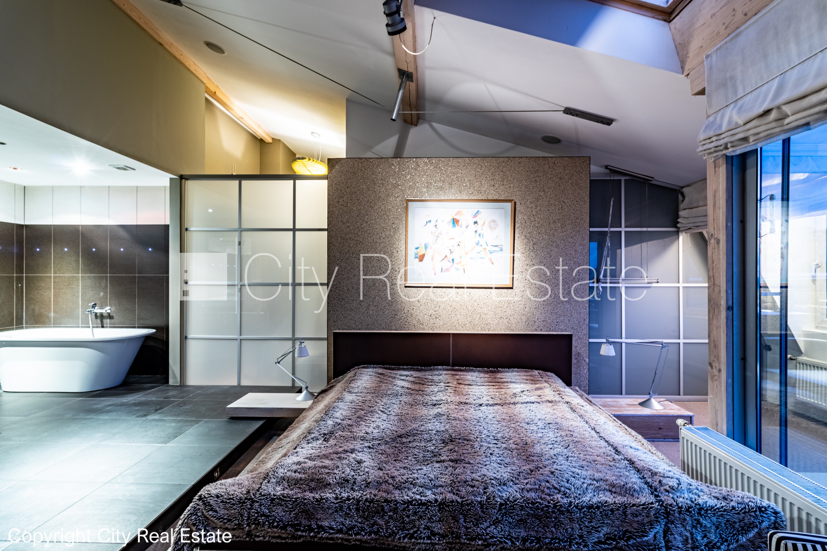 Sludinājumi. Fasādes māja, renovēta māja, ieeja no ielas, ir lifts, terase, logi vērsti mājas abās pusēs, plašs Cena: 2800 EUR/mēn Foto #19