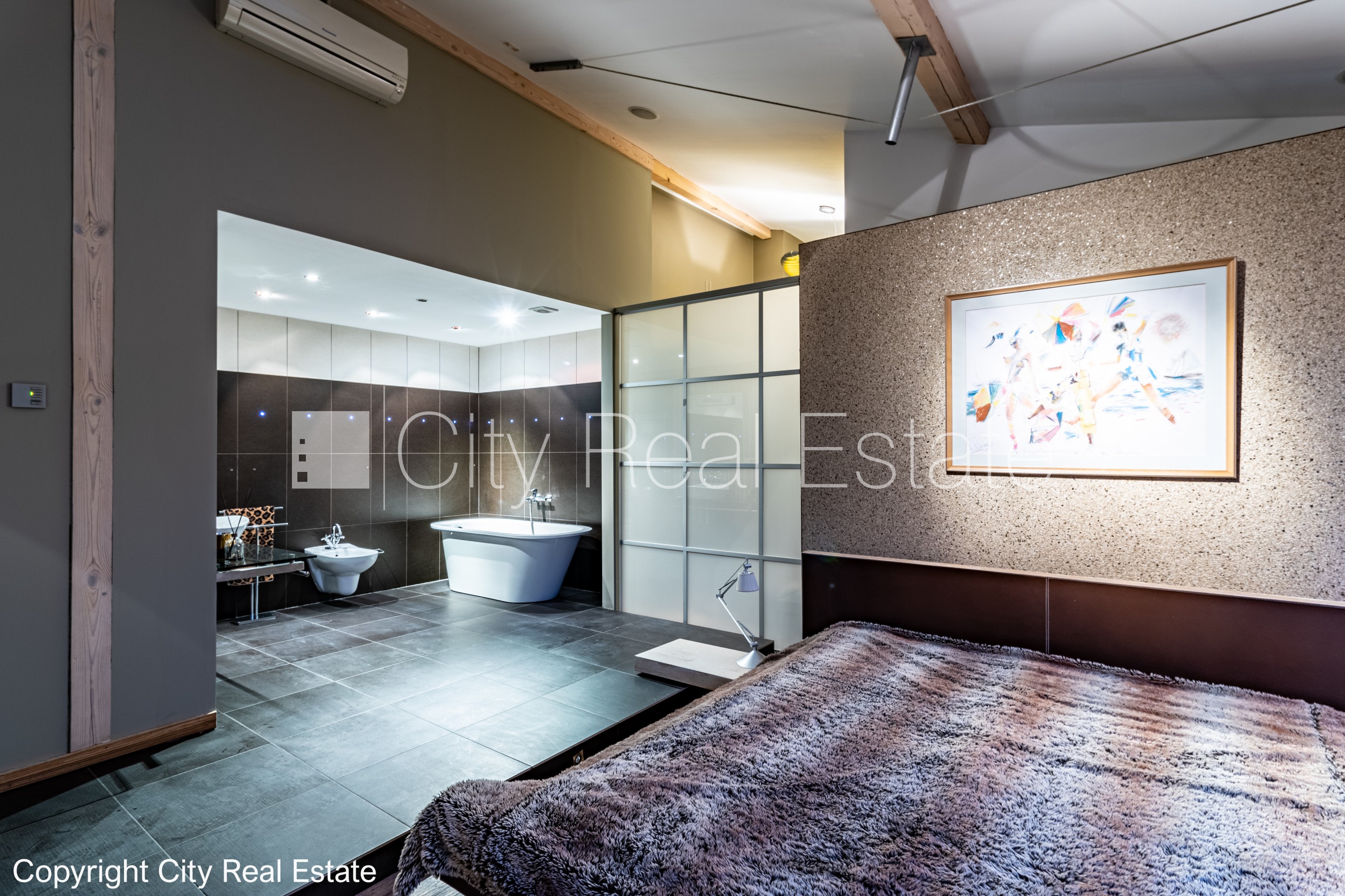 Sludinājumi. Fasādes māja, renovēta māja, ieeja no ielas, ir lifts, terase, logi vērsti mājas abās pusēs, plašs Cena: 2800 EUR/mēn Foto #20