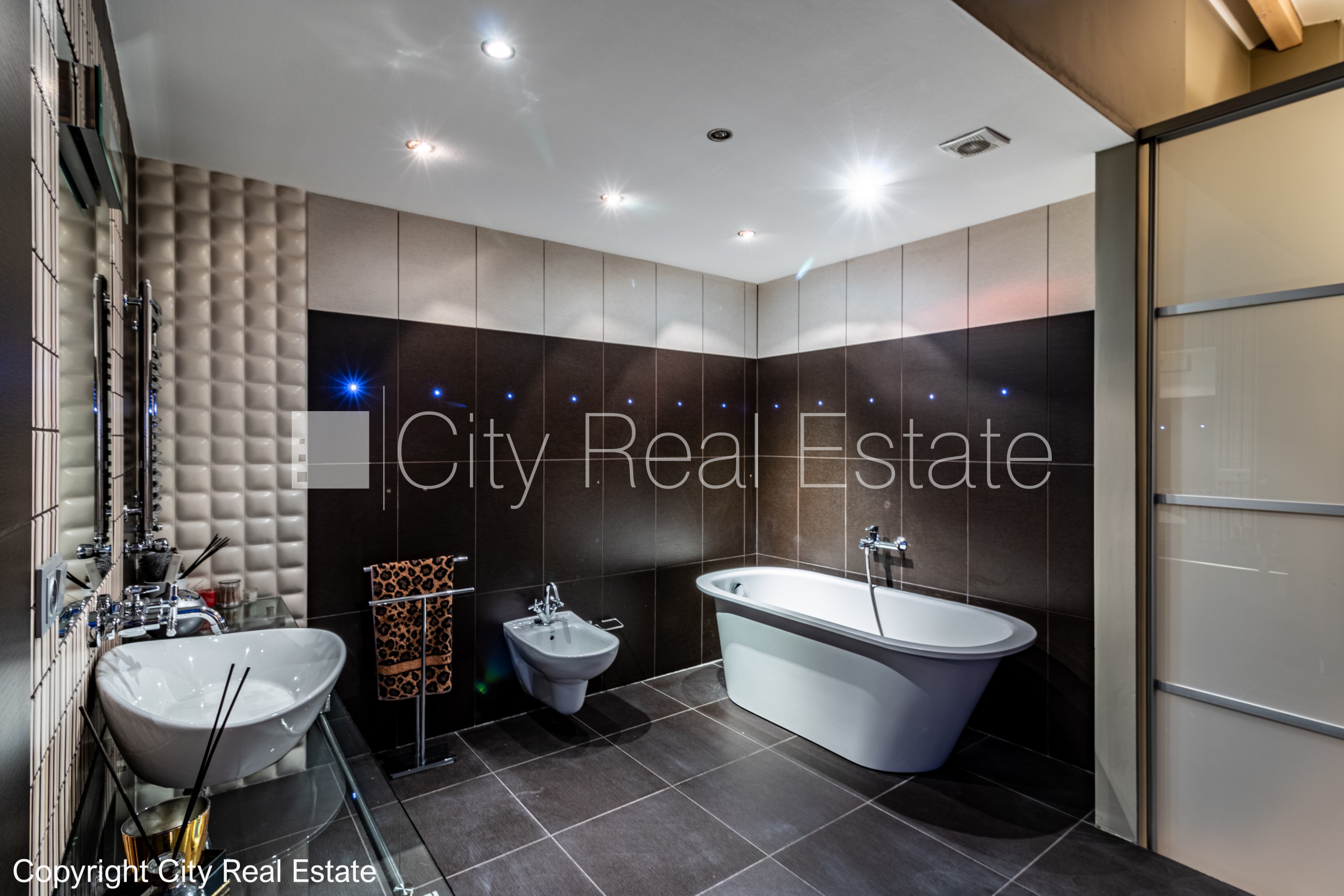 Sludinājumi. Fasādes māja, renovēta māja, ieeja no ielas, ir lifts, terase, logi vērsti mājas abās pusēs, plašs Cena: 2800 EUR/mēn Foto #21