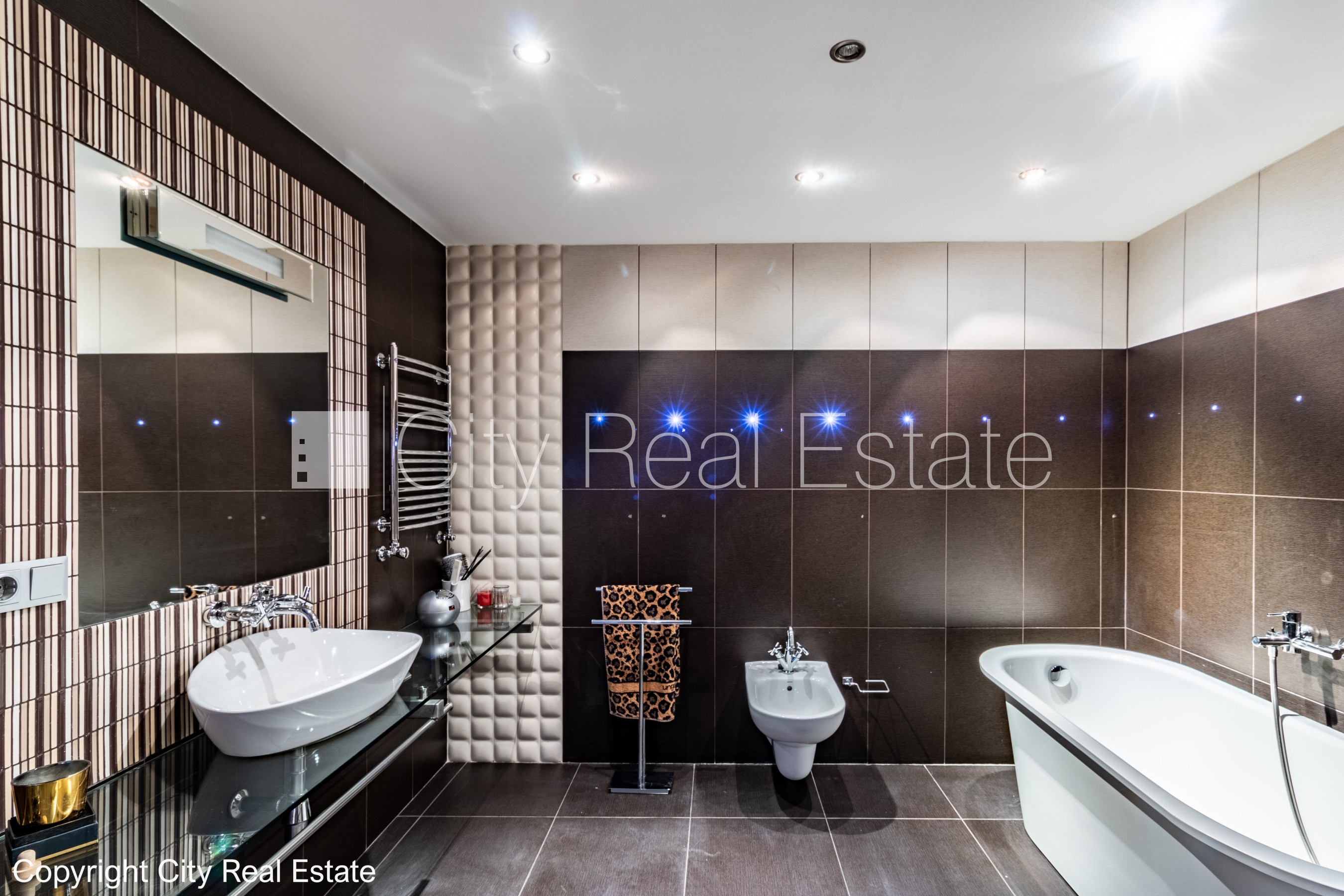 Sludinājumi. Fasādes māja, renovēta māja, ieeja no ielas, ir lifts, terase, logi vērsti mājas abās pusēs, plašs Cena: 2800 EUR/mēn Foto #22