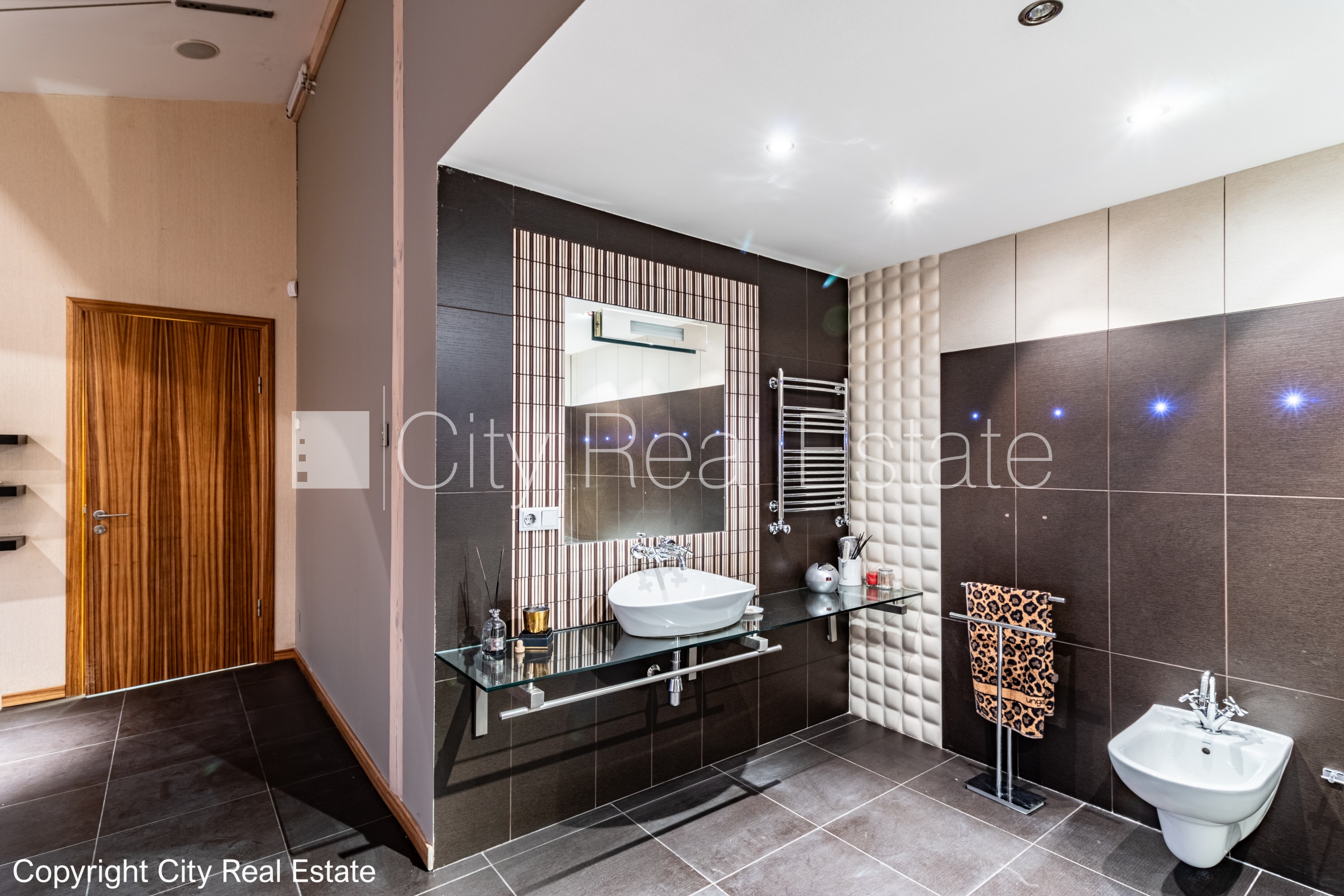 Sludinājumi. Fasādes māja, renovēta māja, ieeja no ielas, ir lifts, terase, logi vērsti mājas abās pusēs, plašs Cena: 2800 EUR/mēn Foto #23