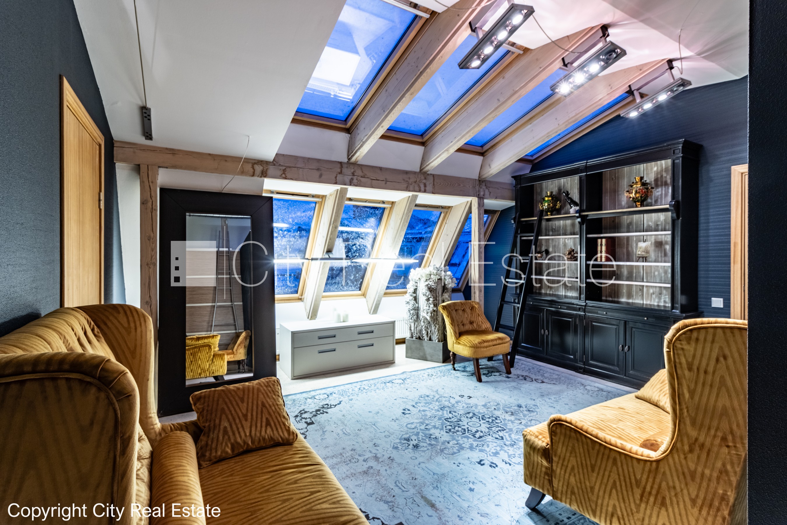 Sludinājumi. Fasādes māja, renovēta māja, ieeja no ielas, ir lifts, terase, logi vērsti mājas abās pusēs, plašs Cena: 2800 EUR/mēn Foto #24