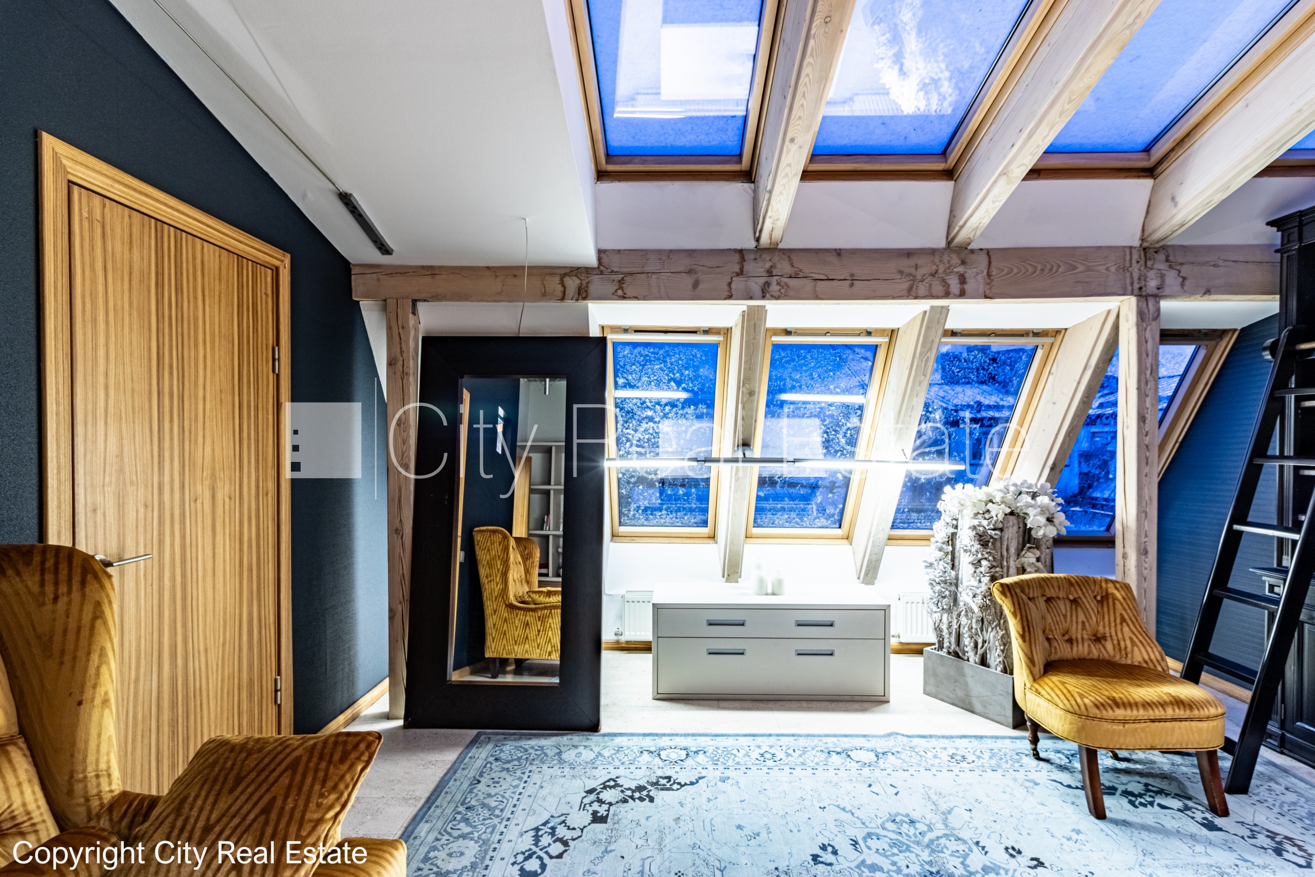 Sludinājumi. Fasādes māja, renovēta māja, ieeja no ielas, ir lifts, terase, logi vērsti mājas abās pusēs, plašs Cena: 2800 EUR/mēn Foto #25