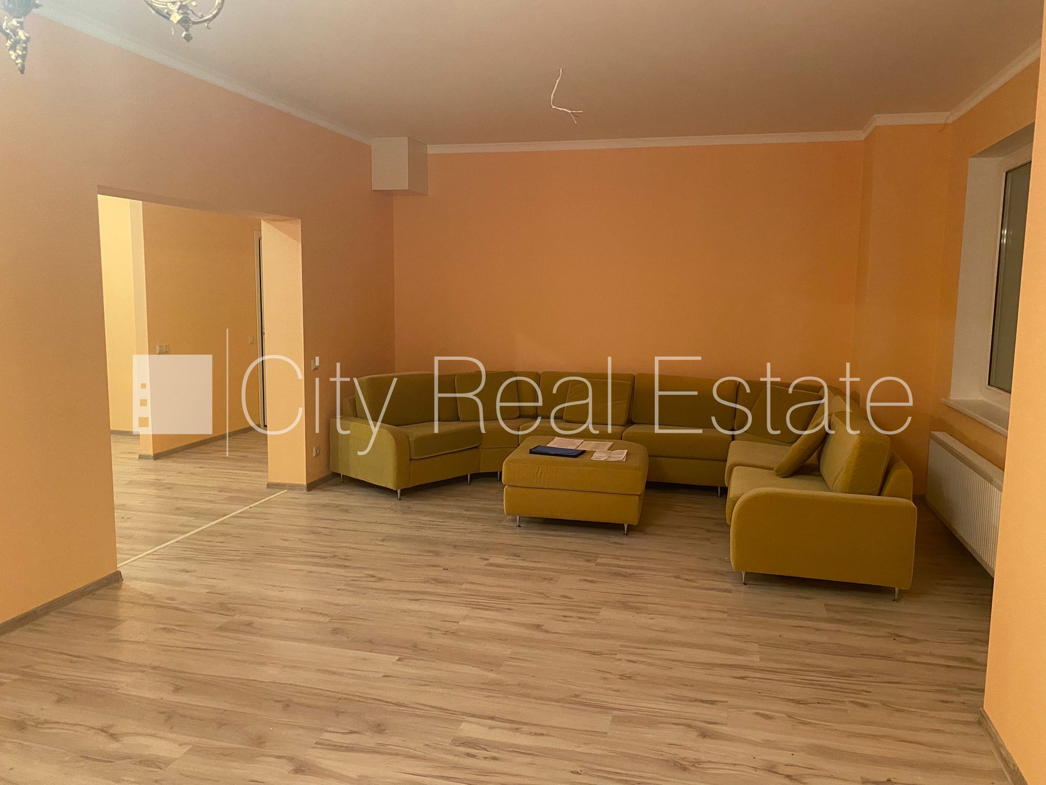 Sludinājumi. Dvīņu māja, labiekārtots apzaļumots pagalms, slēgts pagalms, iežogota teritorija ar koka sētu, Cena: 259000 EUR Foto #4