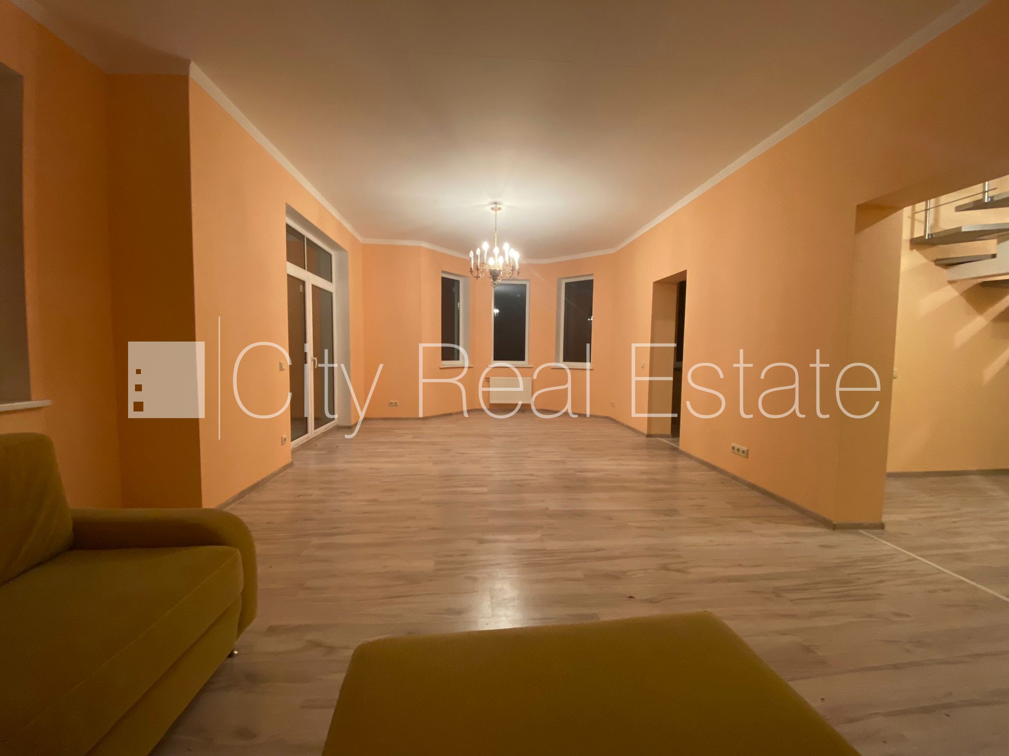 Sludinājumi. Dvīņu māja, labiekārtots apzaļumots pagalms, slēgts pagalms, iežogota teritorija ar koka sētu, Cena: 259000 EUR Foto #3