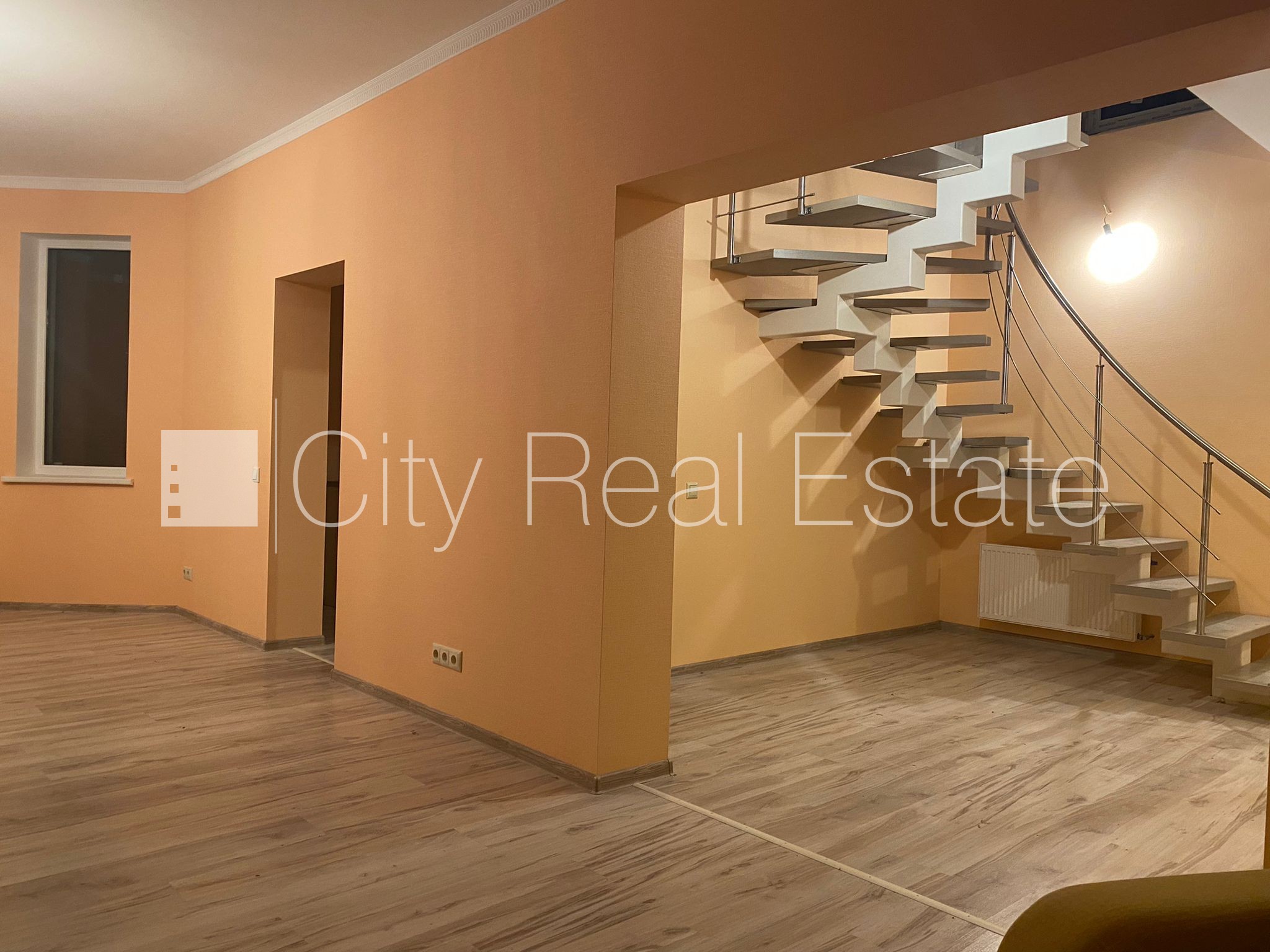 Sludinājumi. Dvīņu māja, labiekārtots apzaļumots pagalms, slēgts pagalms, iežogota teritorija ar koka sētu, Cena: 259000 EUR Foto #10