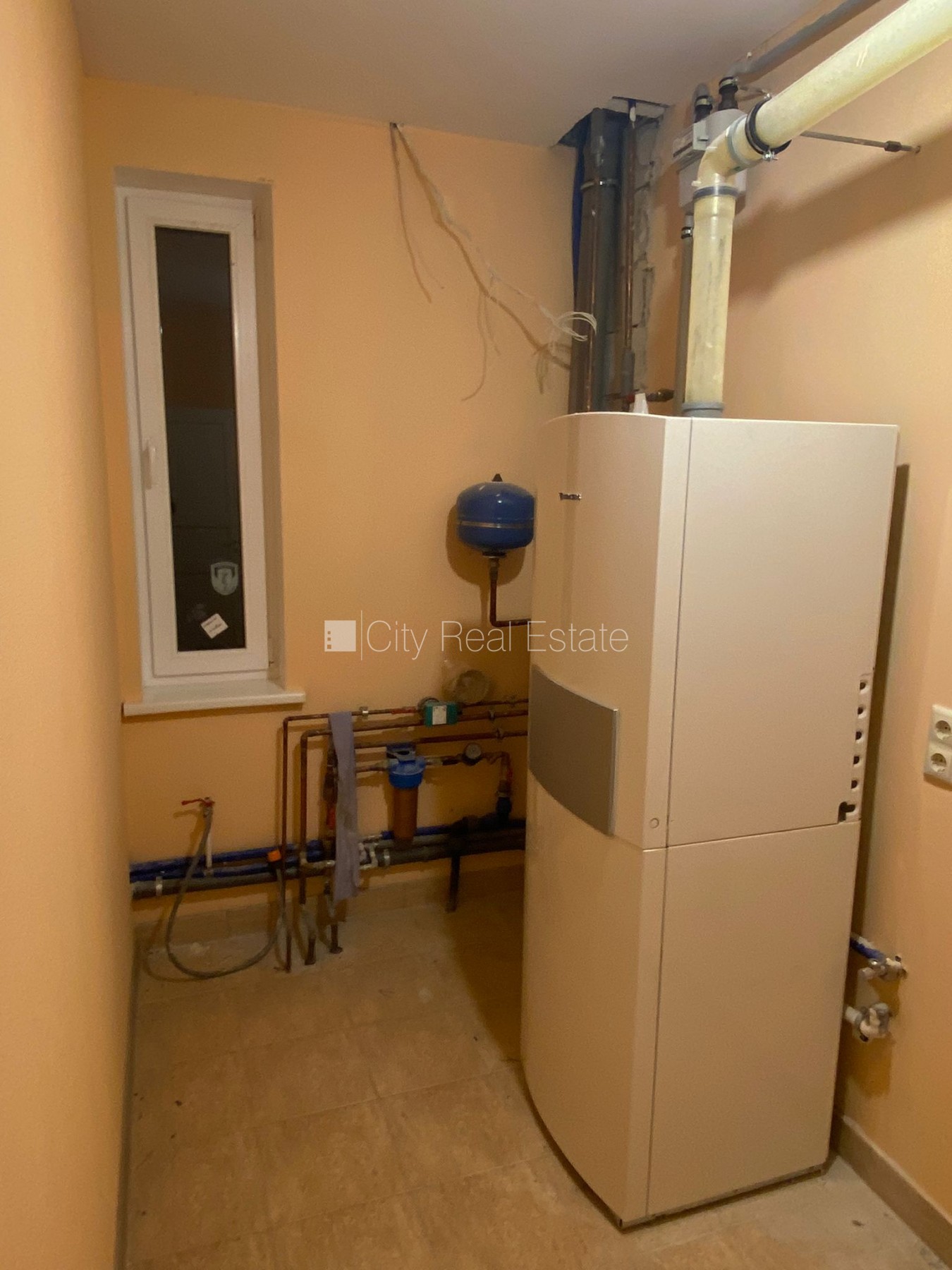 Sludinājumi. Dvīņu māja, labiekārtots apzaļumots pagalms, slēgts pagalms, iežogota teritorija ar koka sētu, Cena: 259000 EUR Foto #13