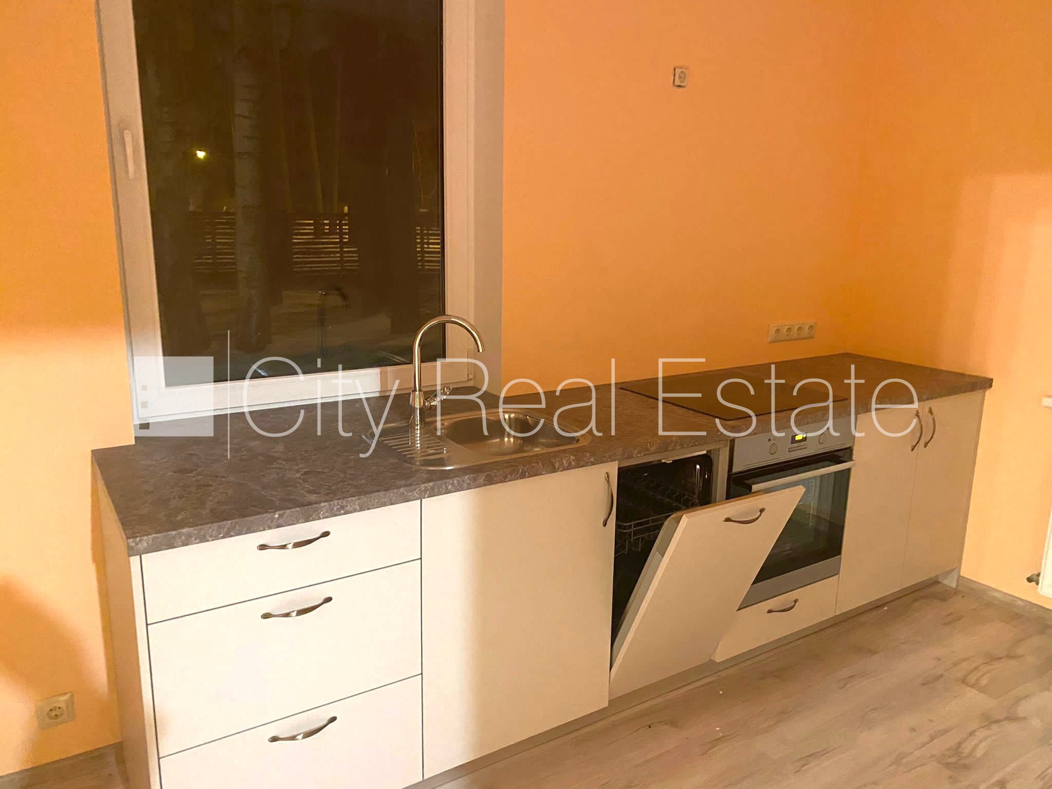 Sludinājumi. Dvīņu māja, labiekārtots apzaļumots pagalms, slēgts pagalms, iežogota teritorija ar koka sētu, Cena: 259000 EUR Foto #5