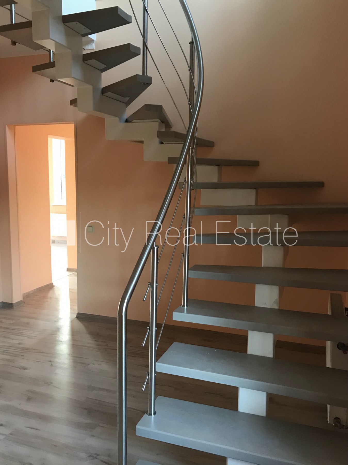 Sludinājumi. Dvīņu māja, labiekārtots apzaļumots pagalms, slēgts pagalms, iežogota teritorija ar koka sētu, Cena: 259000 EUR Foto #11