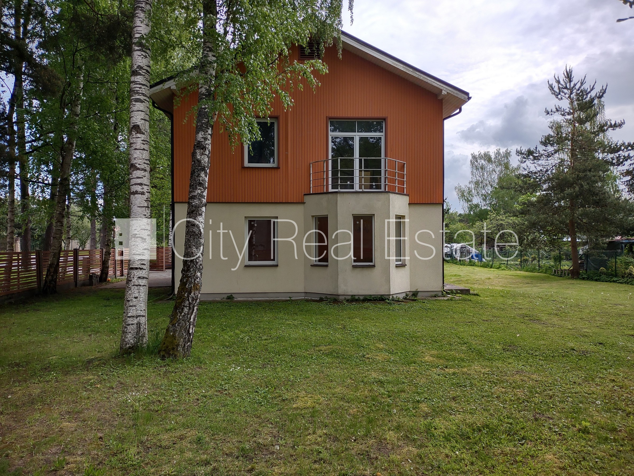 Sludinājumi. Dvīņu māja, labiekārtots apzaļumots pagalms, slēgts pagalms, iežogota teritorija ar koka sētu, Cena: 259000 EUR Foto #2