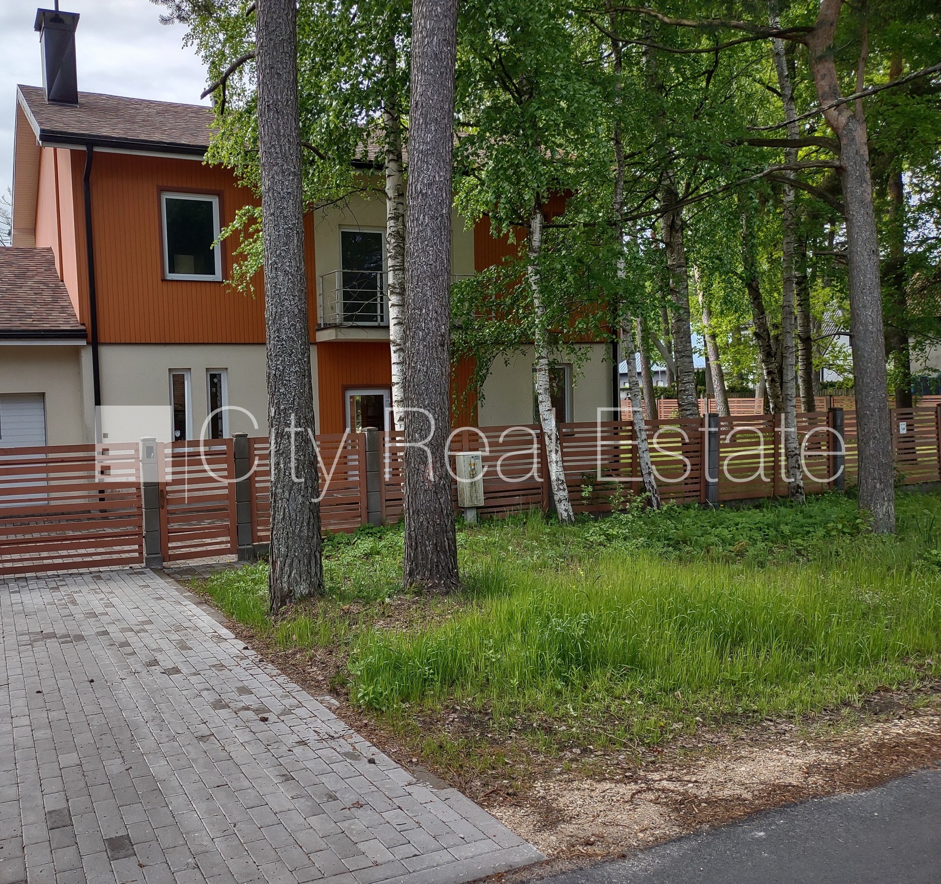 Sludinājumi. Dvīņu māja, labiekārtots apzaļumots pagalms, slēgts pagalms, iežogota teritorija ar koka sētu, Cena: 259000 EUR Foto #1