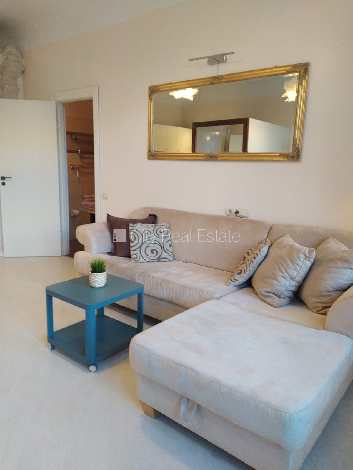 Sludinājumi. Fasādes māja, renovēta māja, slēgta teritorija, ieeja no ielas, ir lifts, kāpņu telpa pēc Cena: 850 EUR/mēn Foto #6