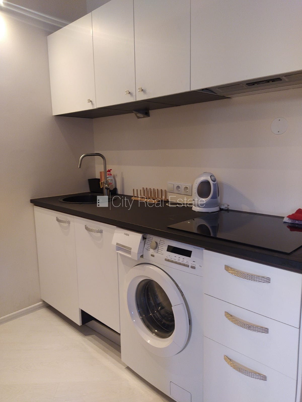 Sludinājumi. Fasādes māja, renovēta māja, slēgta teritorija, ieeja no ielas, ir lifts, kāpņu telpa pēc Cena: 850 EUR/mēn Foto #7