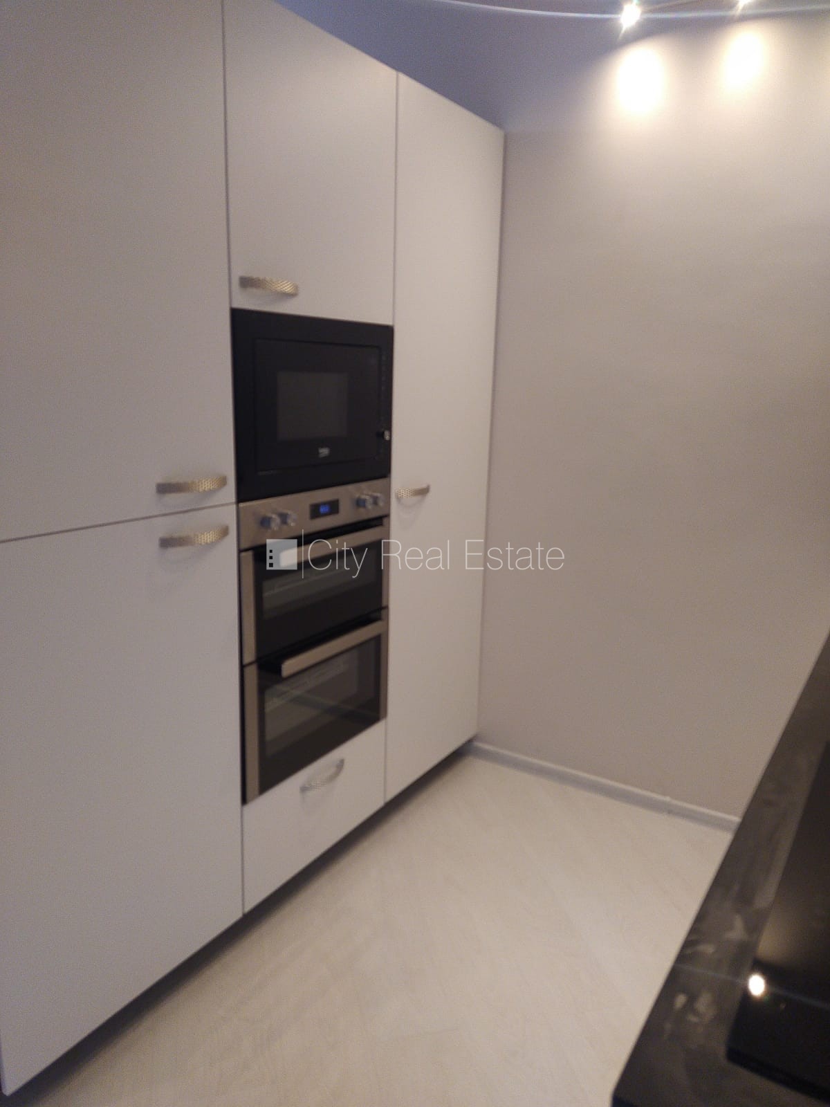 Sludinājumi. Fasādes māja, renovēta māja, slēgta teritorija, ieeja no ielas, ir lifts, kāpņu telpa pēc Cena: 850 EUR/mēn Foto #8