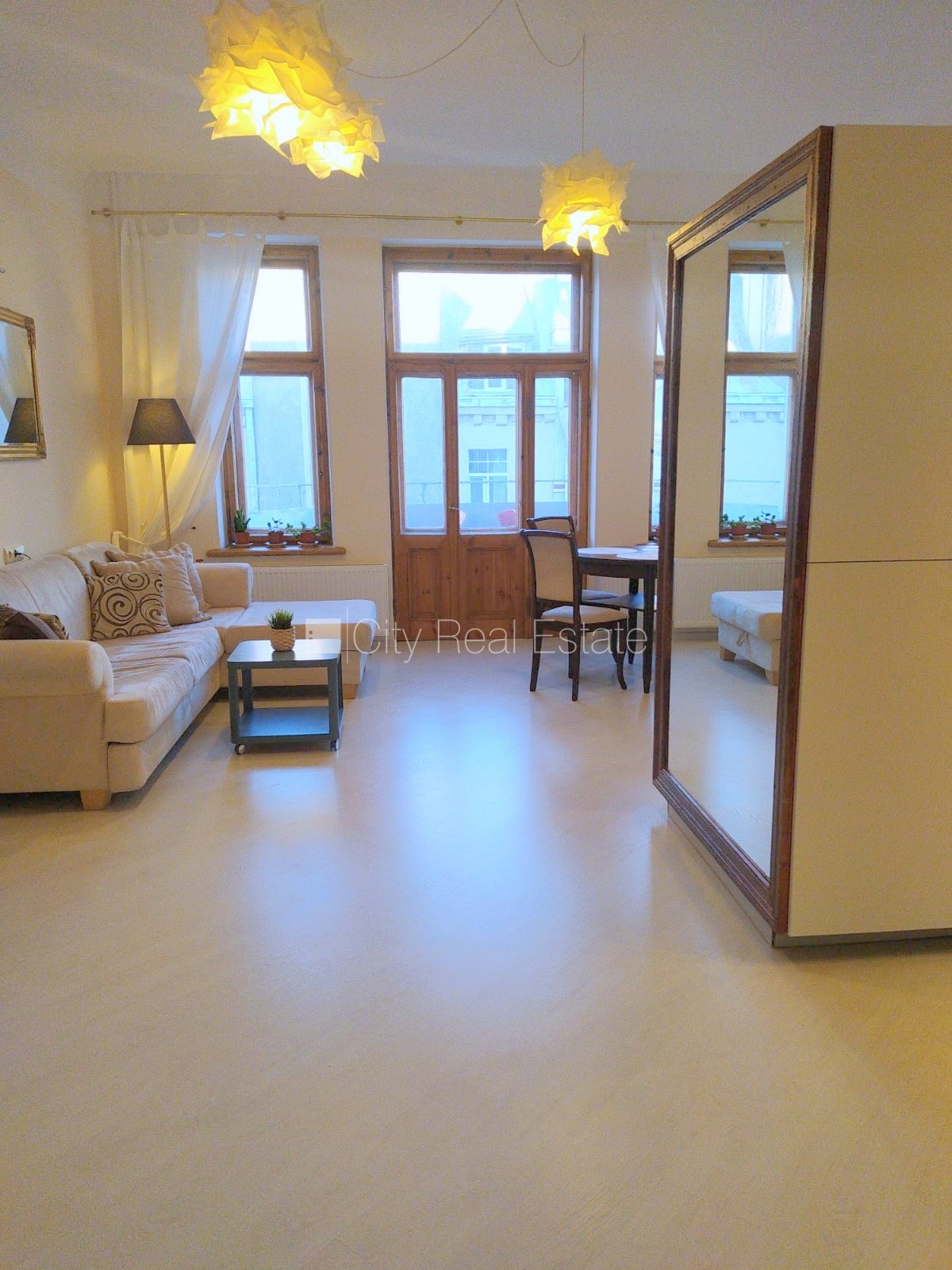 Sludinājumi. Fasādes māja, renovēta māja, slēgta teritorija, ieeja no ielas, ir lifts, kāpņu telpa pēc Cena: 850 EUR/mēn Foto #1