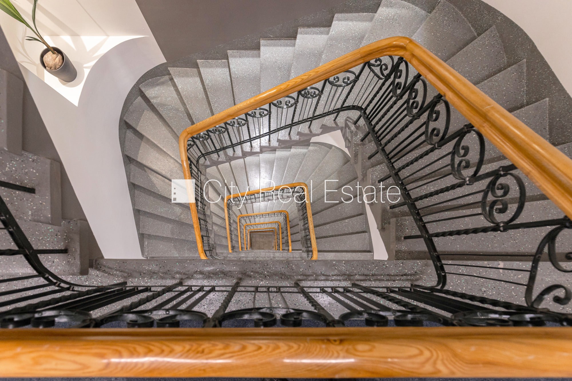 Sludinājumi. Fasādes māja, renovēta māja, slēgts pagalms, ieeja no ielas un pagalma, ir lifts, kāpņu telpa pēc Cena: 370 EUR/mēn Foto #11