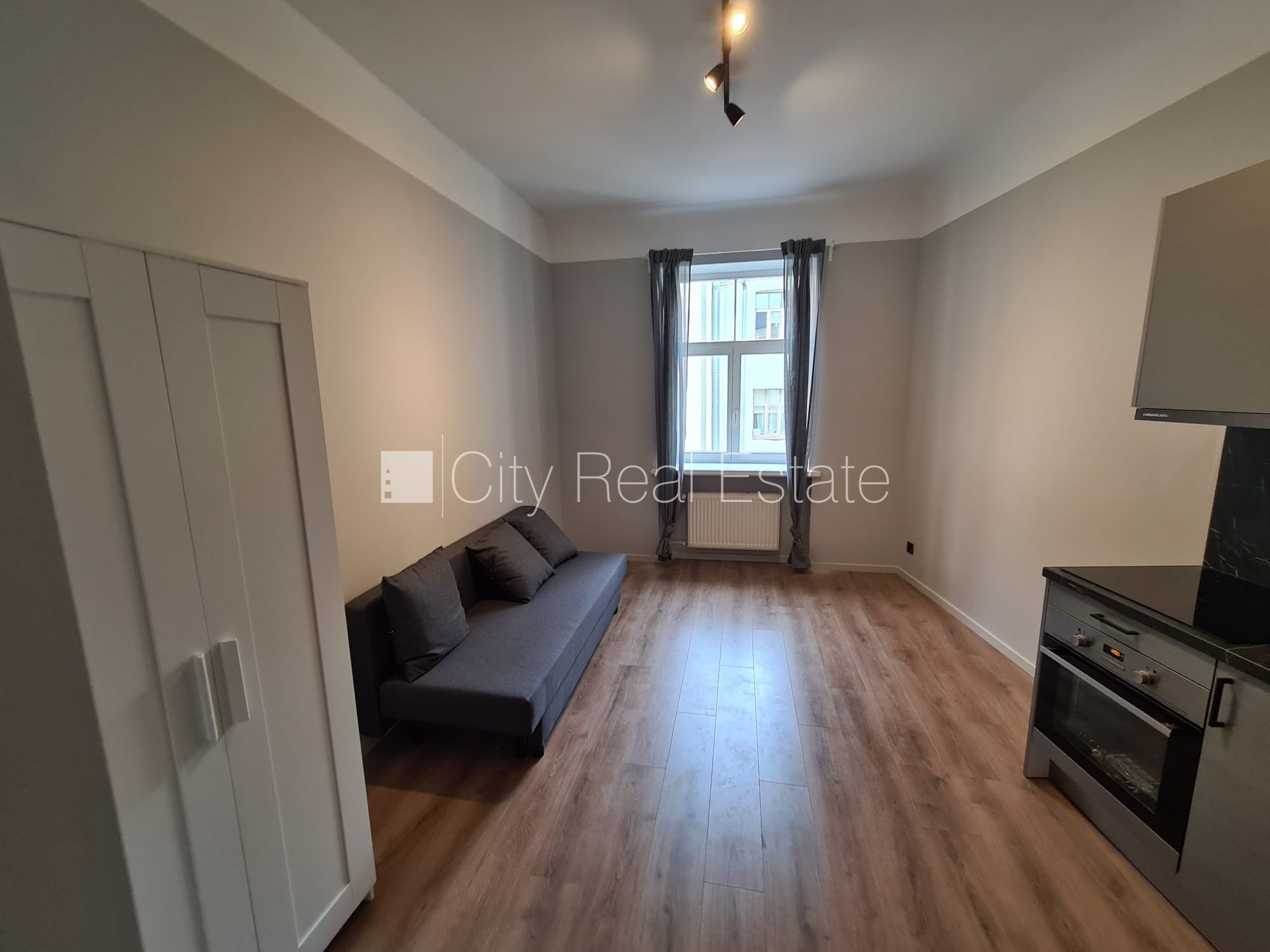 Sludinājumi. Fasādes māja, renovēta māja, slēgts pagalms, ieeja no ielas un pagalma, ir lifts, kāpņu telpa pēc Cena: 370 EUR/mēn Foto #4