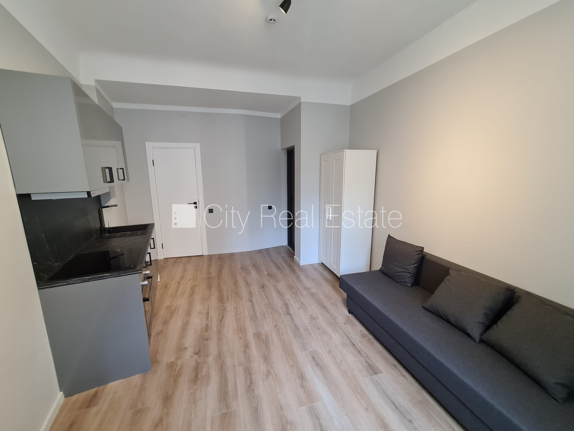 Sludinājumi. Fasādes māja, renovēta māja, slēgts pagalms, ieeja no ielas un pagalma, ir lifts, kāpņu telpa pēc Cena: 370 EUR/mēn Foto #5