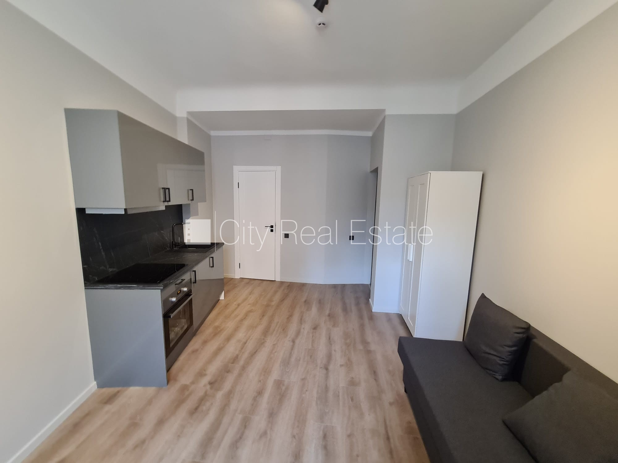 Sludinājumi. Fasādes māja, renovēta māja, slēgts pagalms, ieeja no ielas un pagalma, ir lifts, kāpņu telpa pēc Cena: 370 EUR/mēn Foto #7