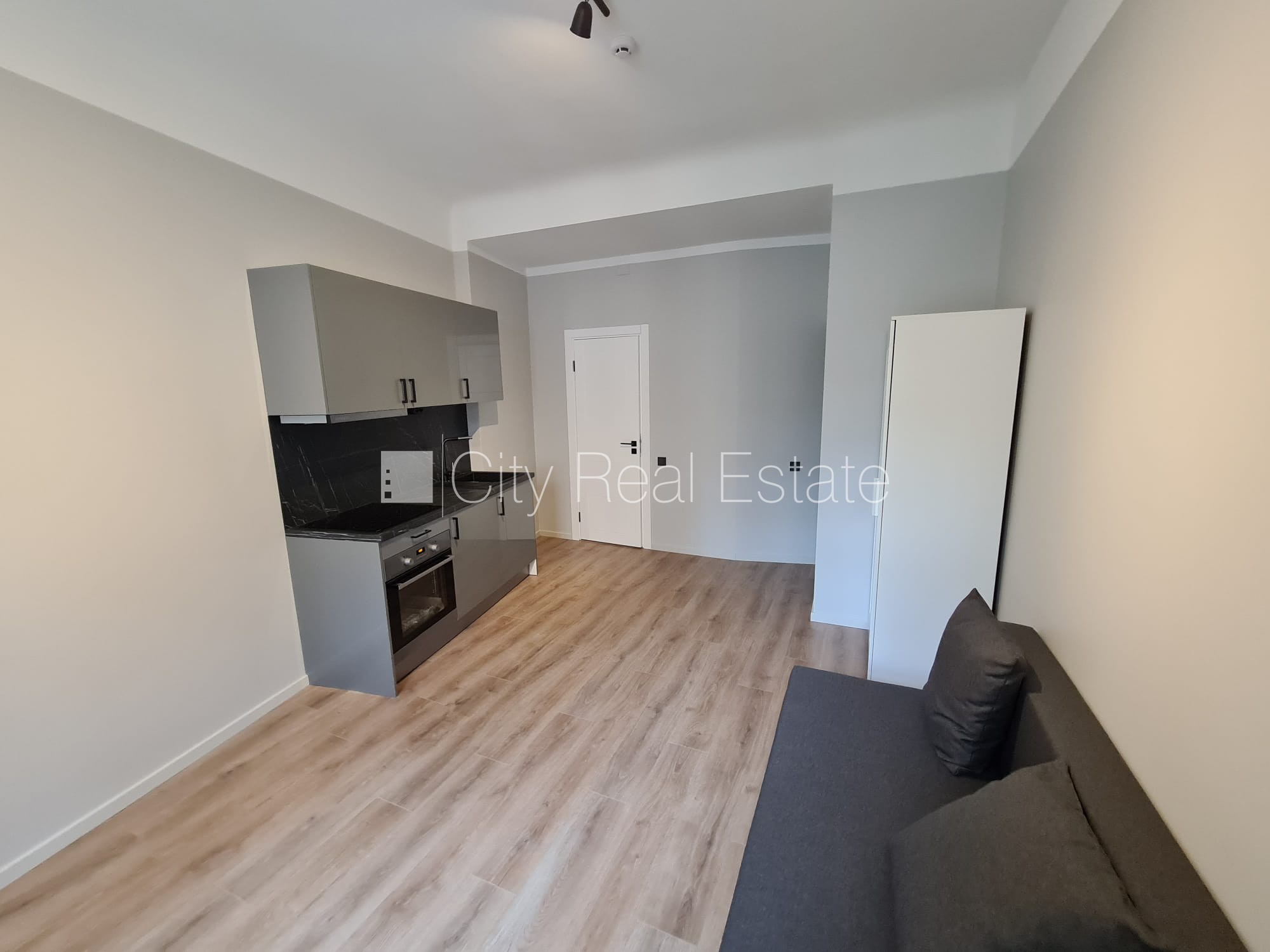 Sludinājumi. Fasādes māja, renovēta māja, slēgts pagalms, ieeja no ielas un pagalma, ir lifts, kāpņu telpa pēc Cena: 370 EUR/mēn Foto #6