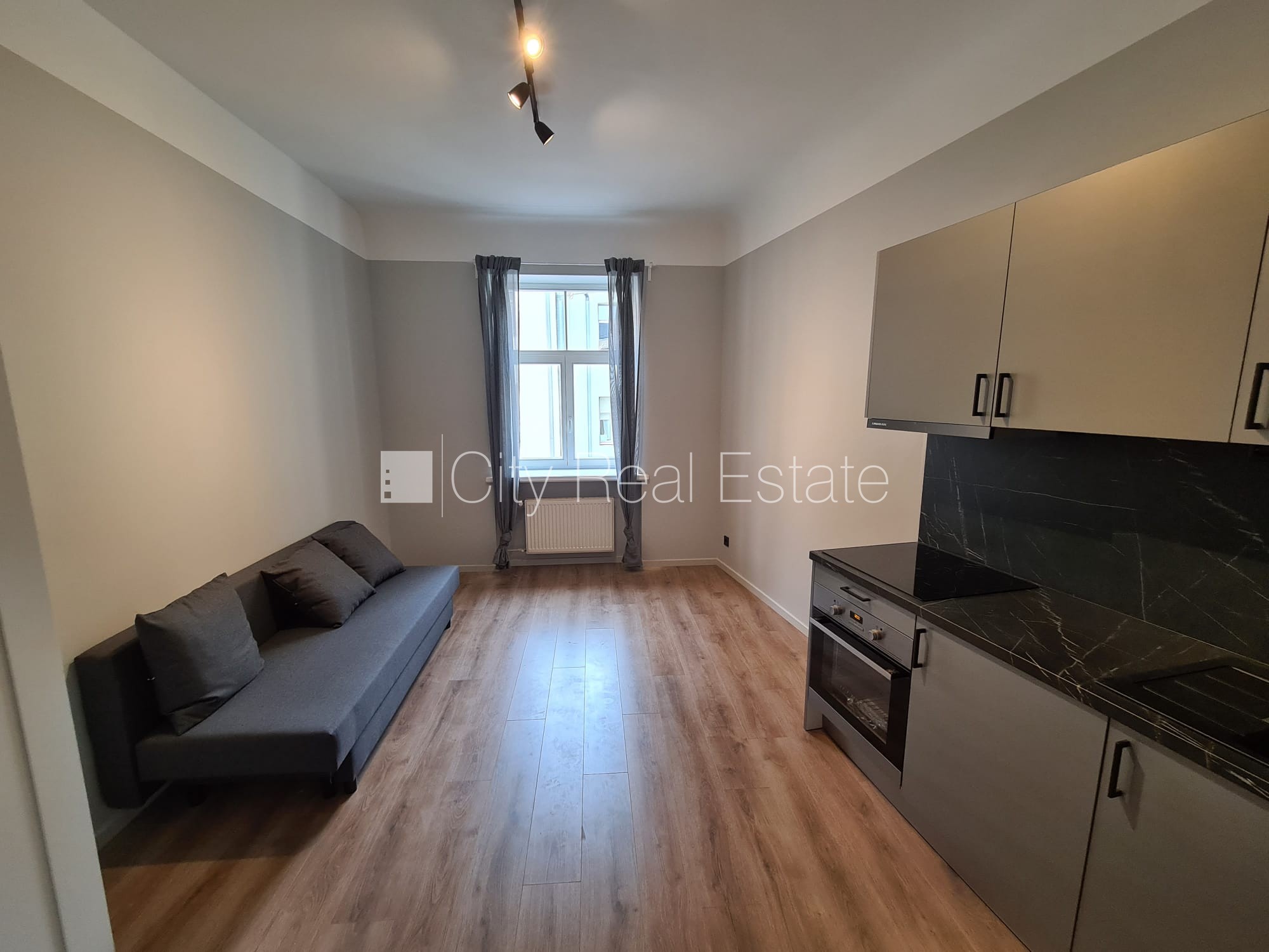 Sludinājumi. Fasādes māja, renovēta māja, slēgts pagalms, ieeja no ielas un pagalma, ir lifts, kāpņu telpa pēc Cena: 370 EUR/mēn Foto #2