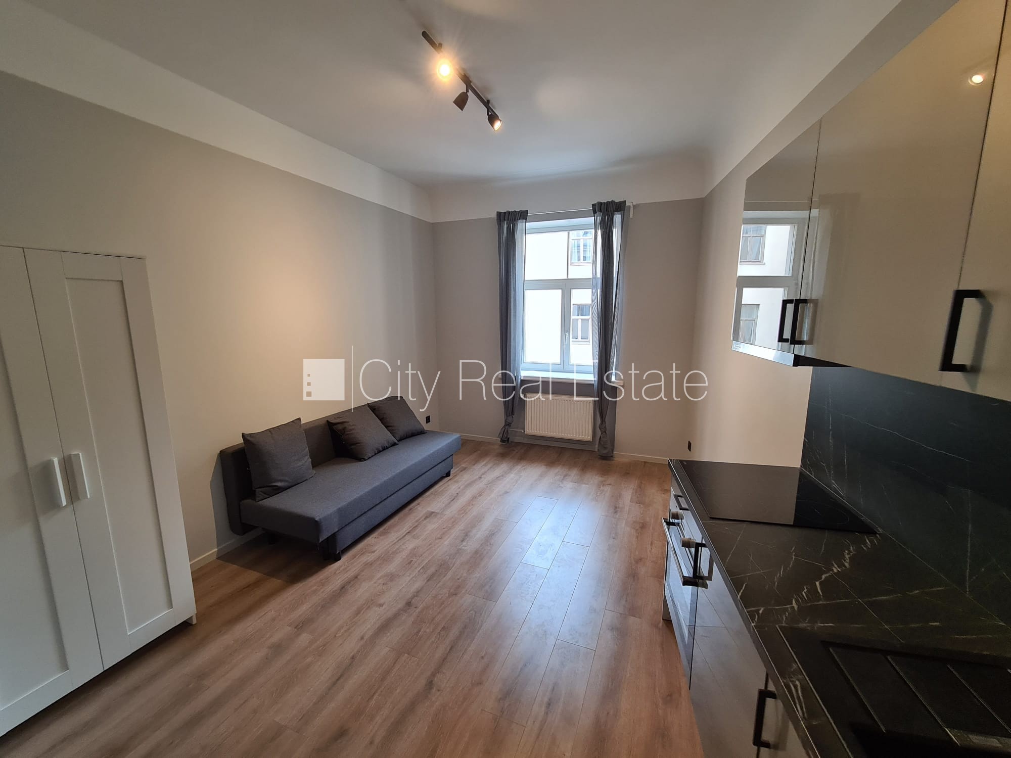 Sludinājumi. Fasādes māja, renovēta māja, slēgts pagalms, ieeja no ielas un pagalma, ir lifts, kāpņu telpa pēc Cena: 370 EUR/mēn Foto #1