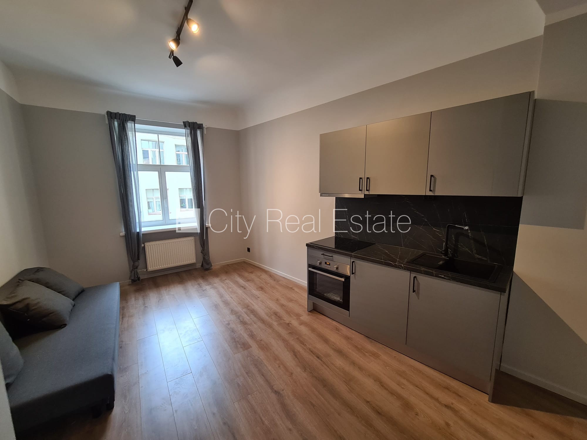 Sludinājumi. Fasādes māja, renovēta māja, slēgts pagalms, ieeja no ielas un pagalma, ir lifts, kāpņu telpa pēc Cena: 370 EUR/mēn Foto #3