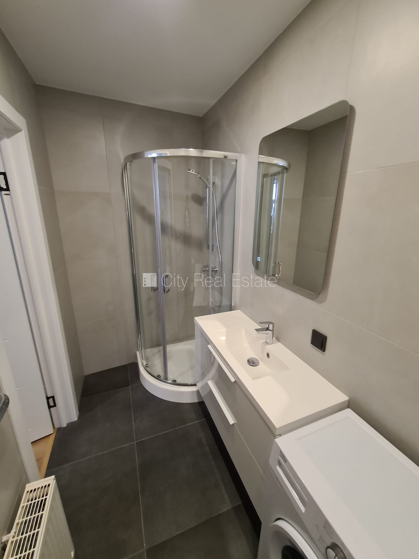 Sludinājumi. Fasādes māja, renovēta māja, slēgts pagalms, ieeja no ielas un pagalma, ir lifts, kāpņu telpa pēc Cena: 370 EUR/mēn Foto #8