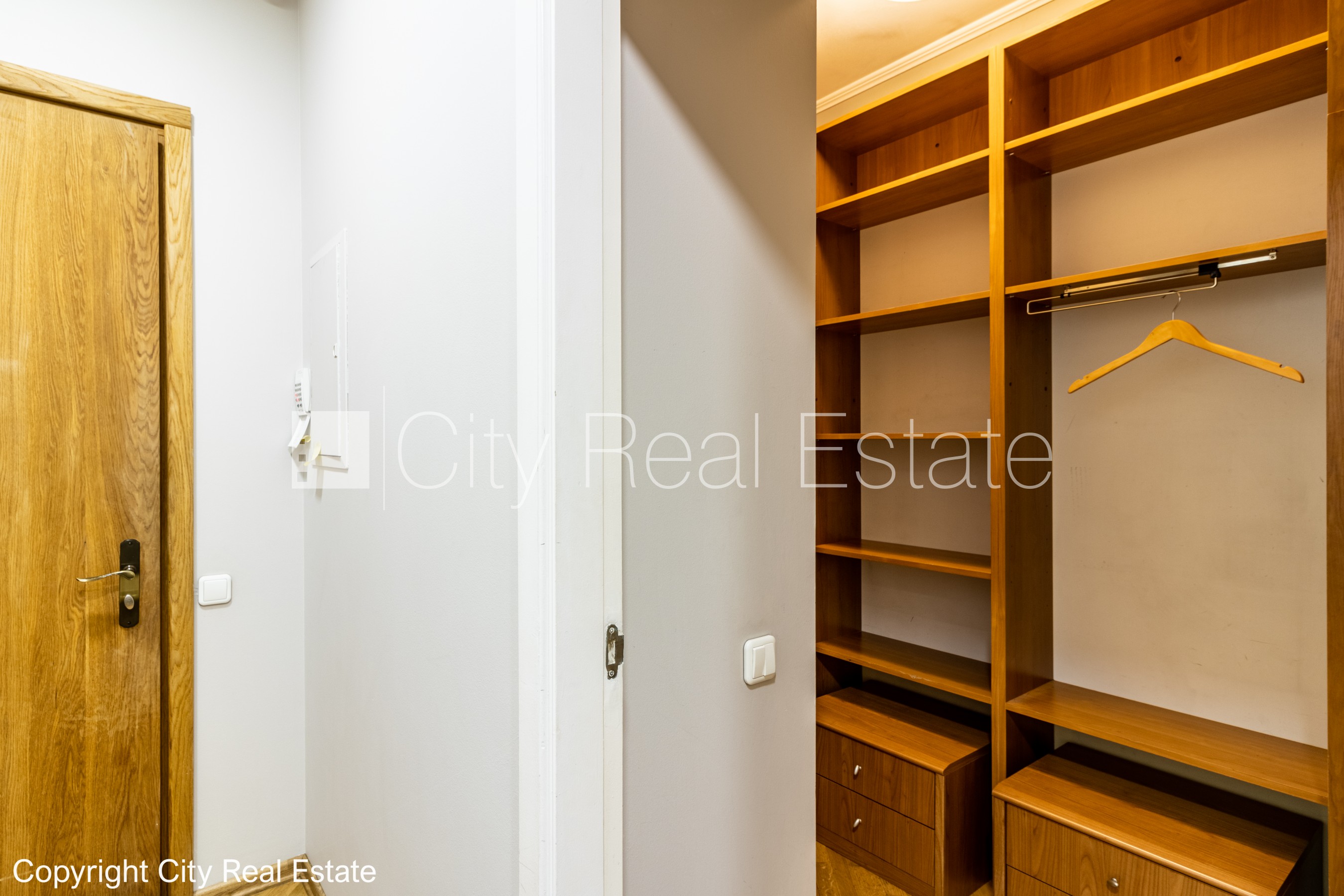 Sludinājumi. Fasādes māja, renovēta māja, ieeja no ielas, ir lifts, kāpņu telpa pēc kosmētiskā remonta, logi Cena: 260000 EUR Foto #16