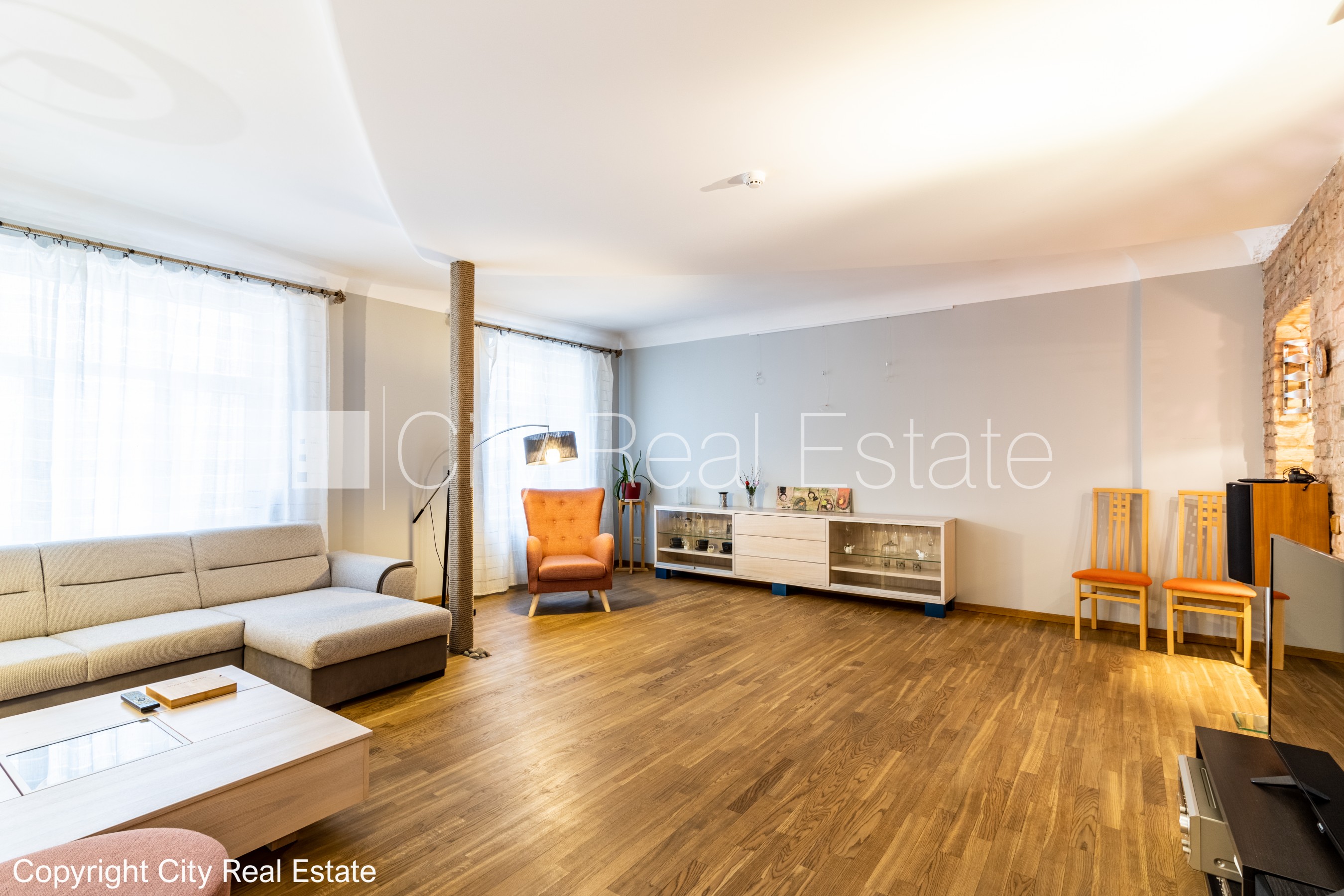 Sludinājumi. Fasādes māja, renovēta māja, ieeja no ielas, ir lifts, kāpņu telpa pēc kosmētiskā remonta, logi Cena: 260000 EUR Foto #3