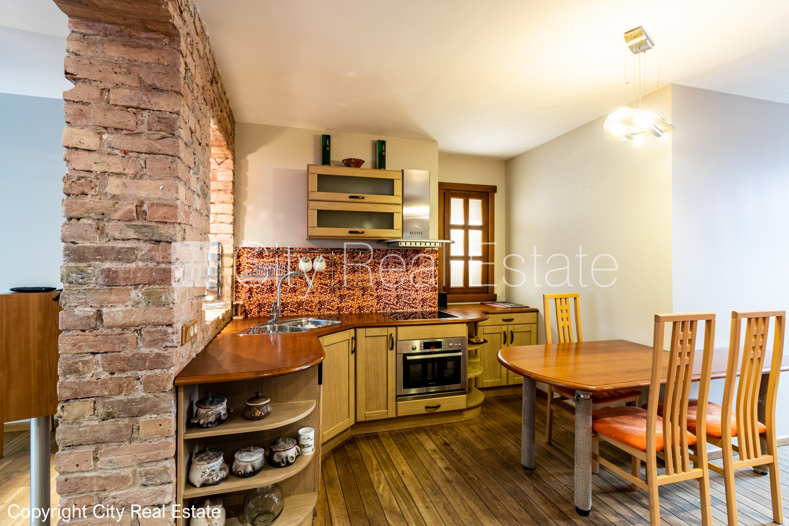 Sludinājumi. Fasādes māja, renovēta māja, ieeja no ielas, ir lifts, kāpņu telpa pēc kosmētiskā remonta, logi Cena: 260000 EUR Foto #5