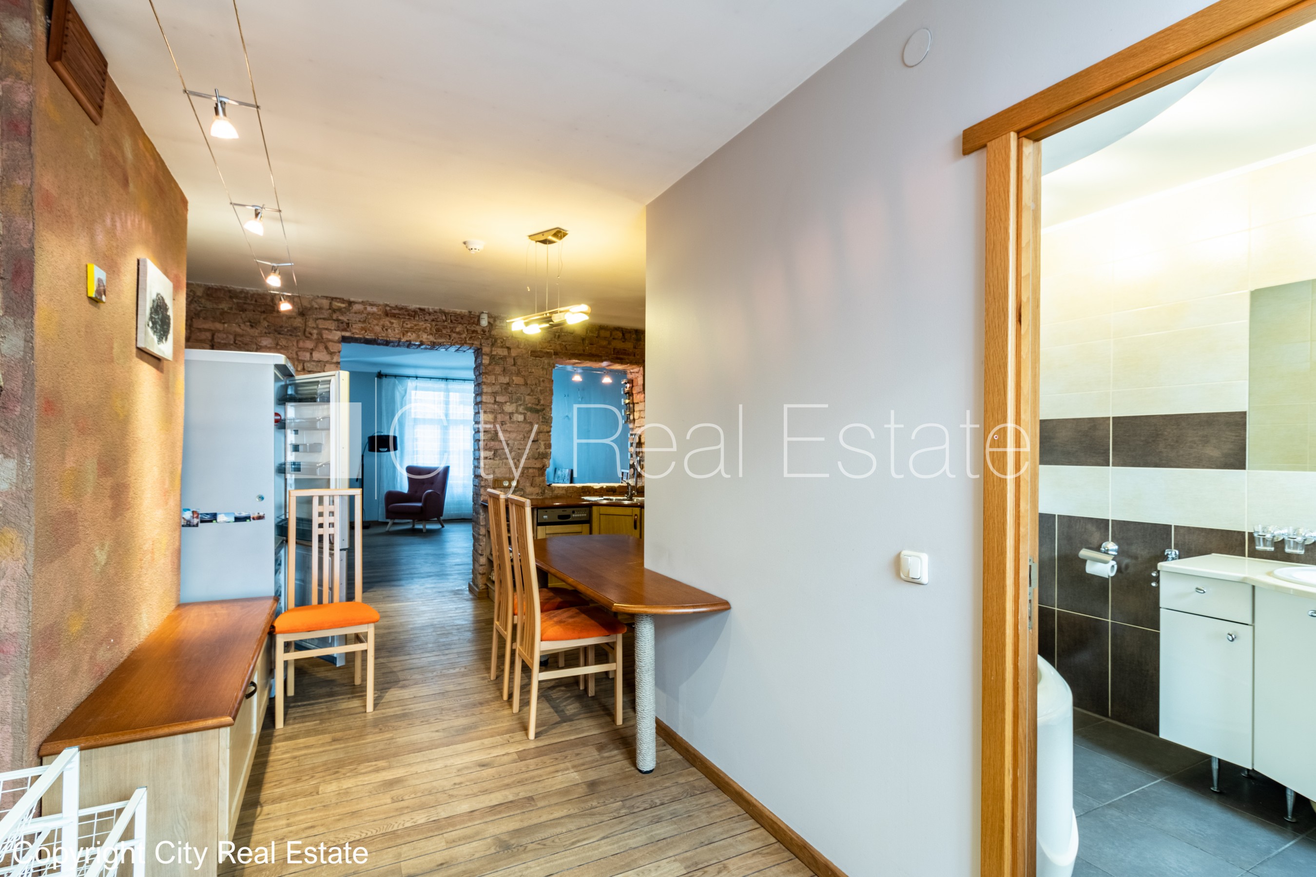 Sludinājumi. Fasādes māja, renovēta māja, ieeja no ielas, ir lifts, kāpņu telpa pēc kosmētiskā remonta, logi Cena: 260000 EUR Foto #13