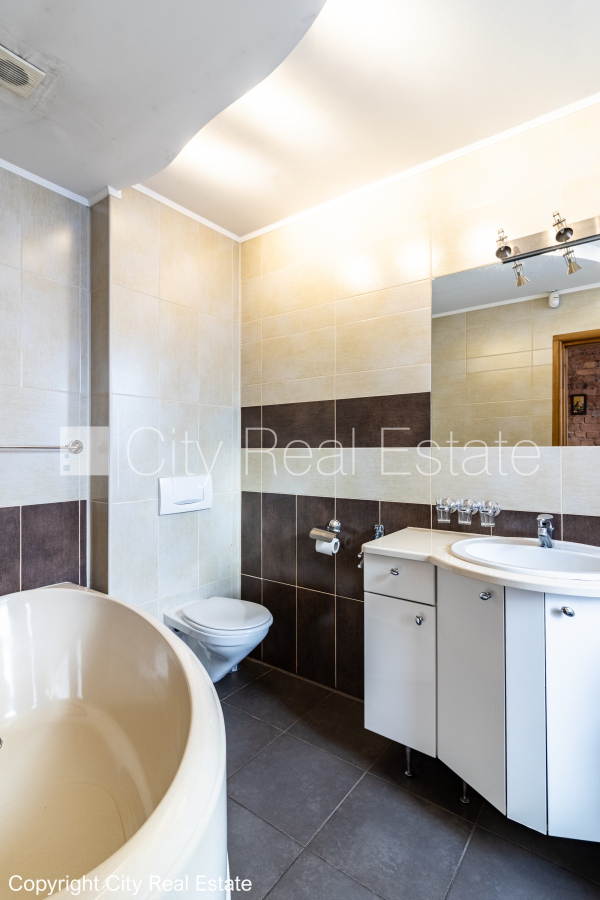 Sludinājumi. Fasādes māja, renovēta māja, ieeja no ielas, ir lifts, kāpņu telpa pēc kosmētiskā remonta, logi Cena: 260000 EUR Foto #14