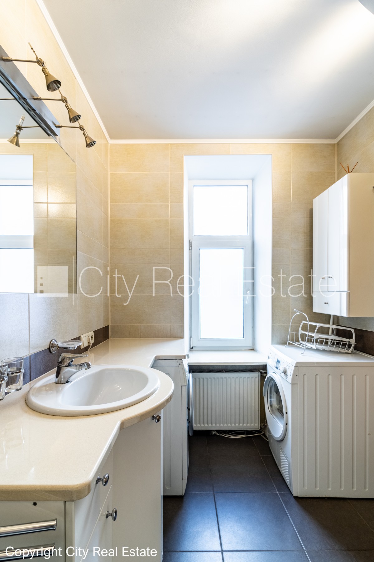 Sludinājumi. Fasādes māja, renovēta māja, ieeja no ielas, ir lifts, kāpņu telpa pēc kosmētiskā remonta, logi Cena: 260000 EUR Foto #15