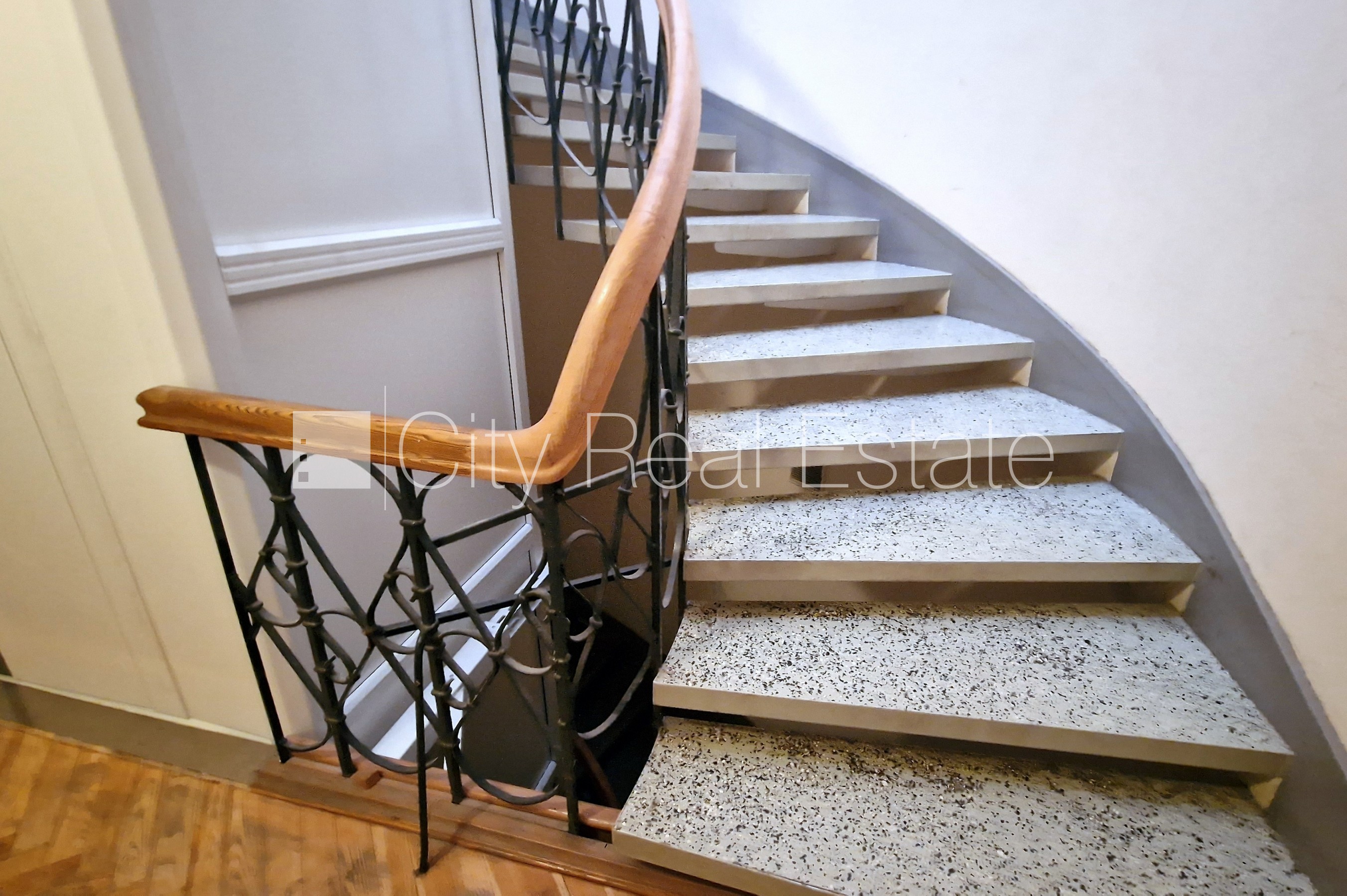 Sludinājumi. Fasādes māja, renovēta māja, ieeja no ielas, ir lifts, kāpņu telpa pēc kosmētiskā remonta, logi Cena: 260000 EUR Foto #19